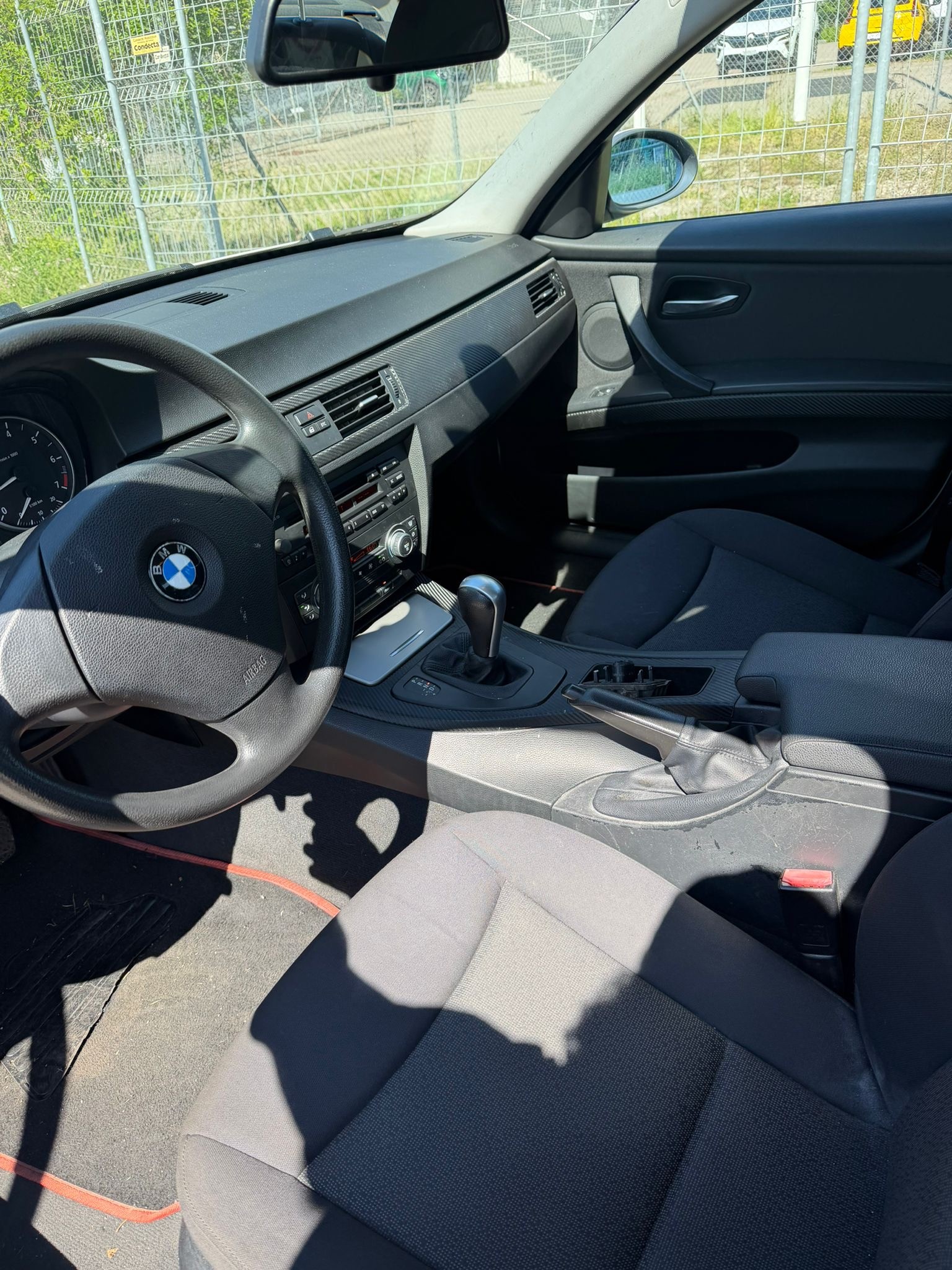 BMW 320i-image-5