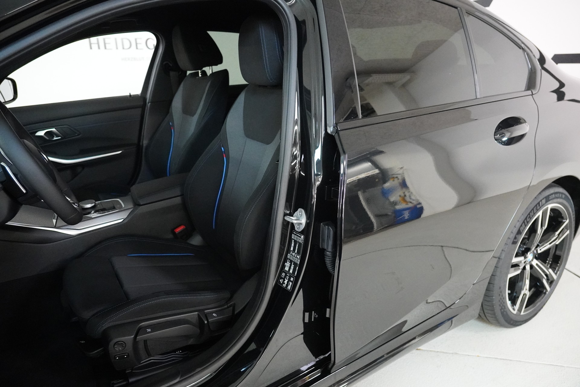 BMW 320d xDrive 48V Steptronic M Sport-image-11