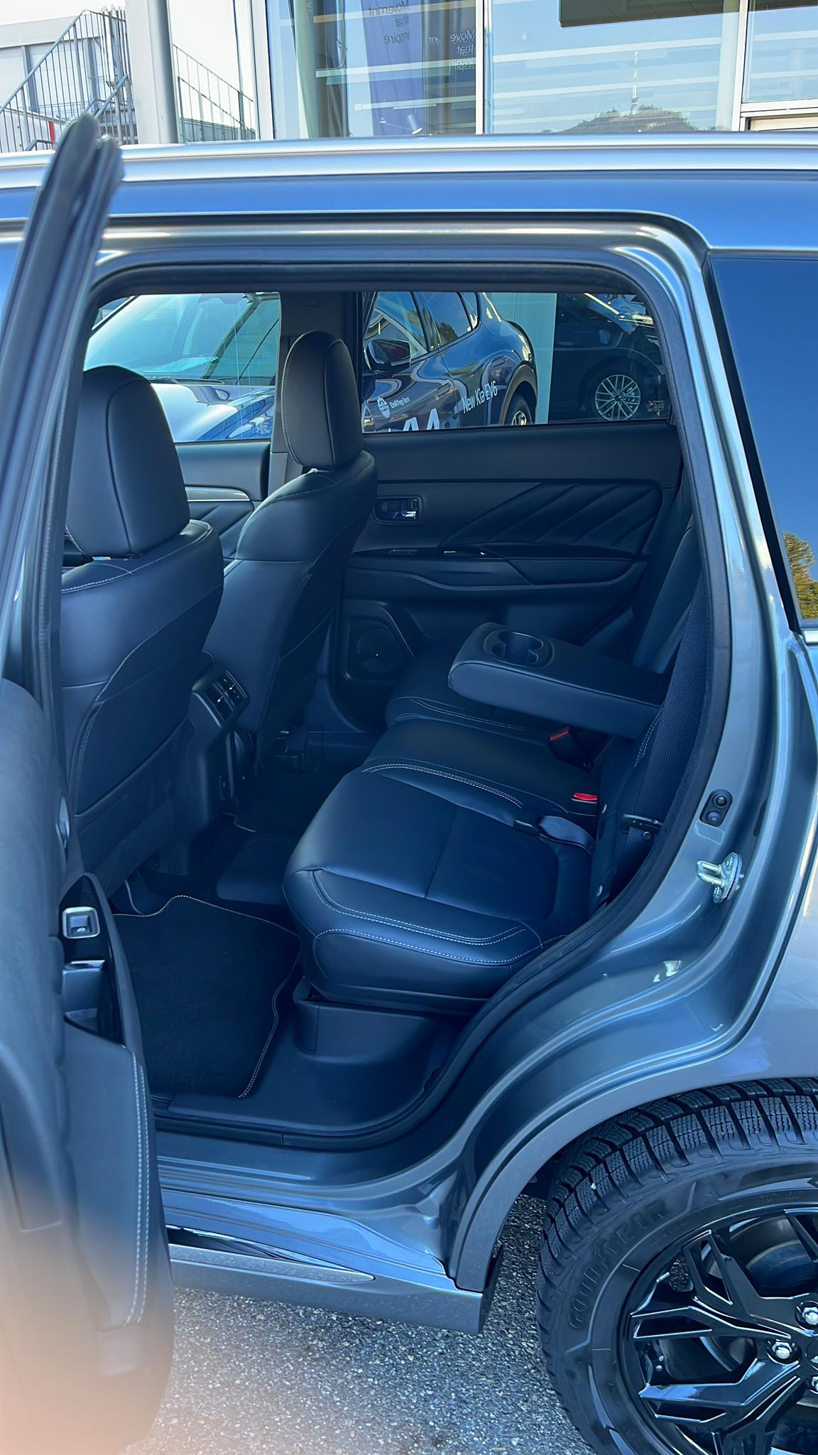 MITSUBISHI 2.4 PHEV Diamond-image-3