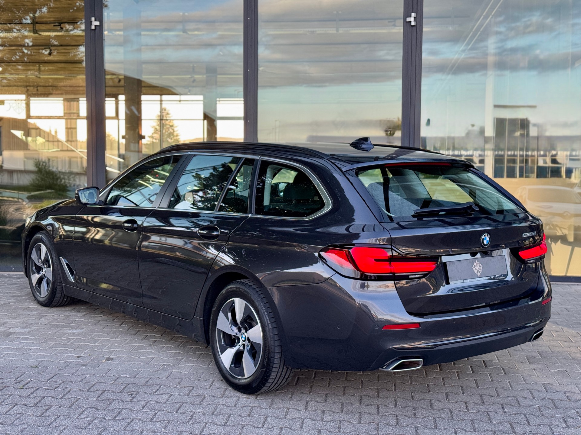 BMW 520d 48V Touring Steptronic / inkl. BMW Premium Selection Garantie-image-3