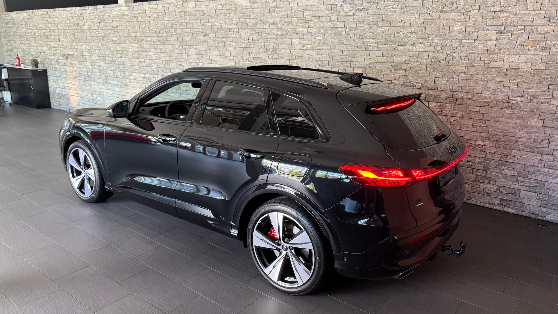 AUDI Q5 e-hybrid quattro 270 kW 367PS S-tronic S-Line Schweizer-Fahrzeug-showroom-element-1