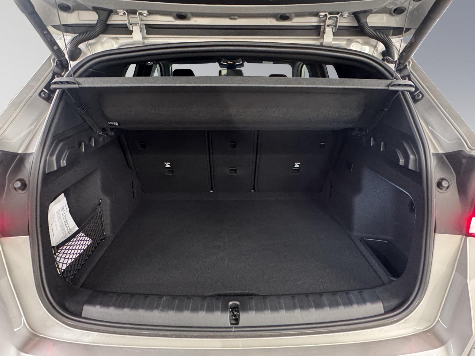 BMW iX1 30 xDrive-image-9
