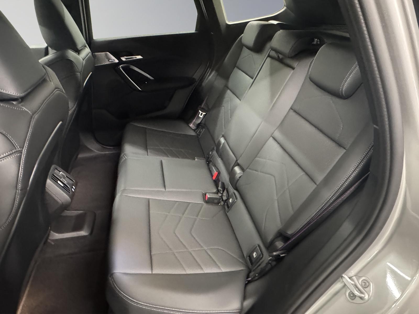 BMW iX1 30 xDrive-image-12