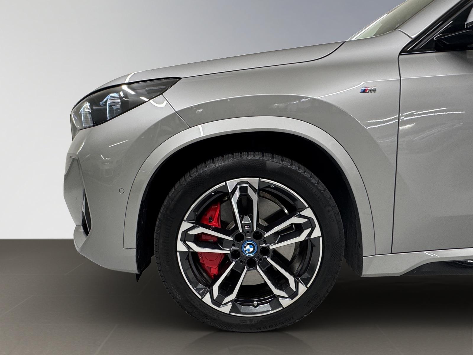 BMW iX1 30 xDrive-image-8