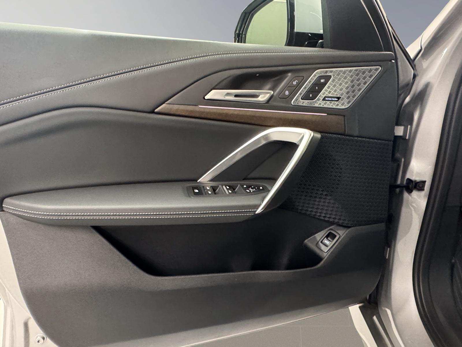 BMW iX1 30 xDrive-image-11