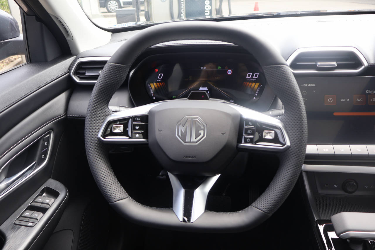 MG ZS 1.5 Hybrid+ Luxury-image-11