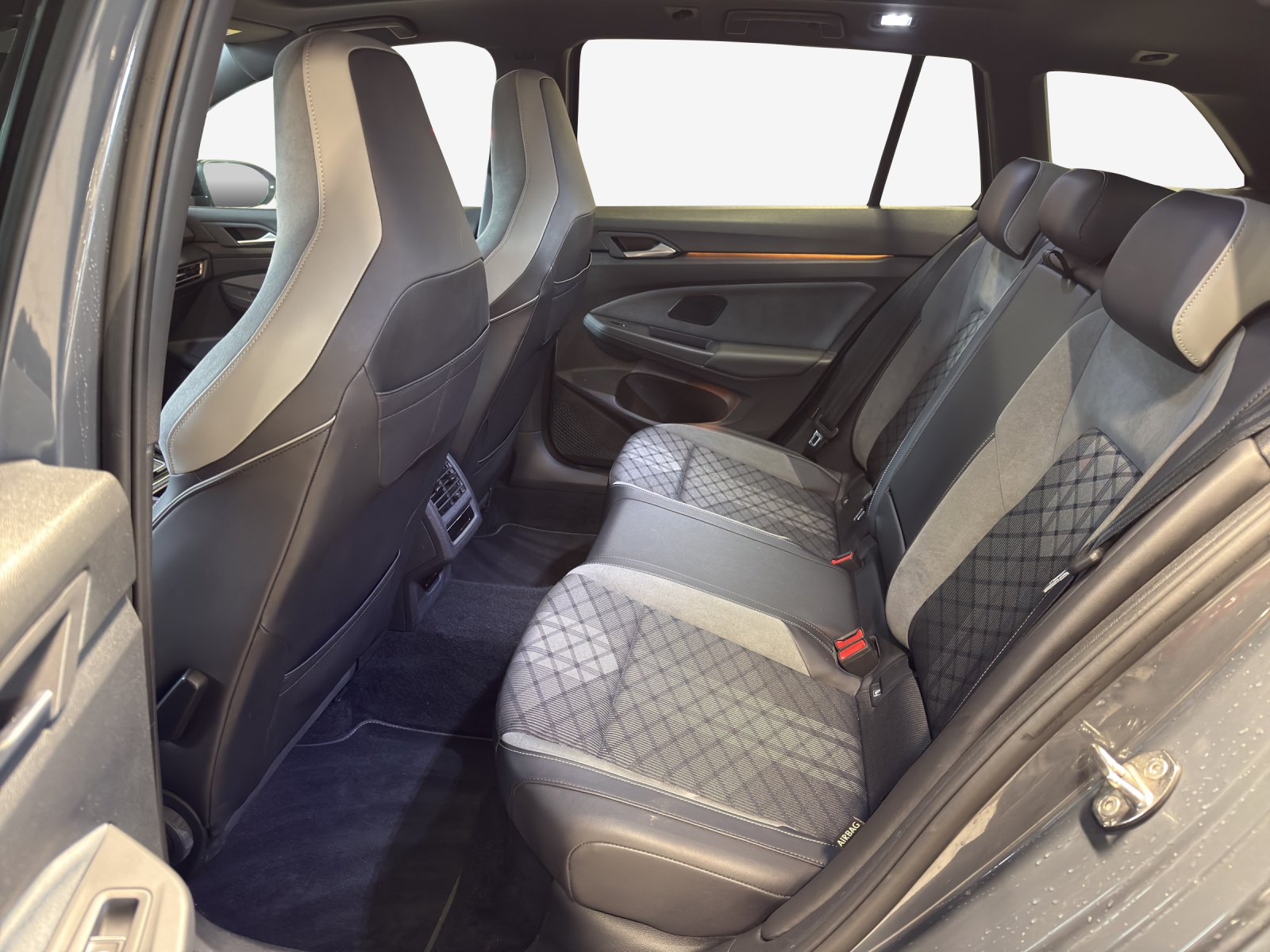 VW Golf Variant 2.0 TSI R-Line DSG 4Motion-image-11