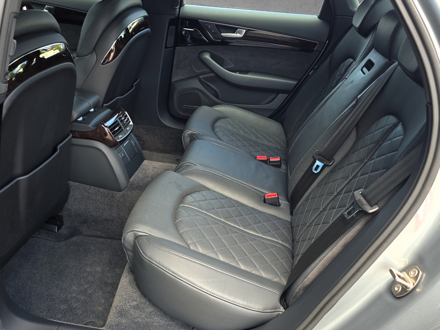 AUDI A8 3.0 TDI quattro tiptronic mit Luftfederung-image-14