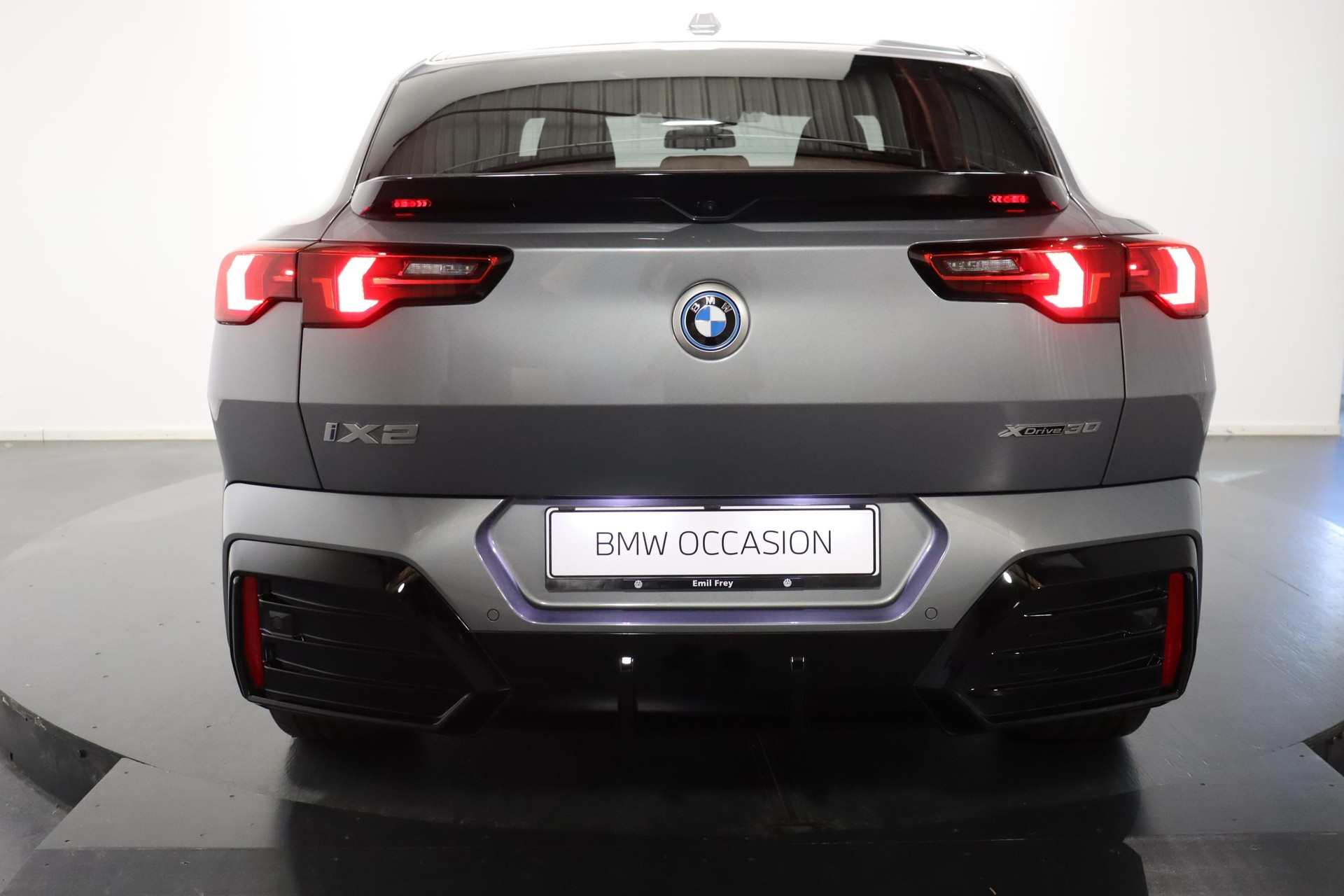 BMW iX2 30 xDrive-image-4