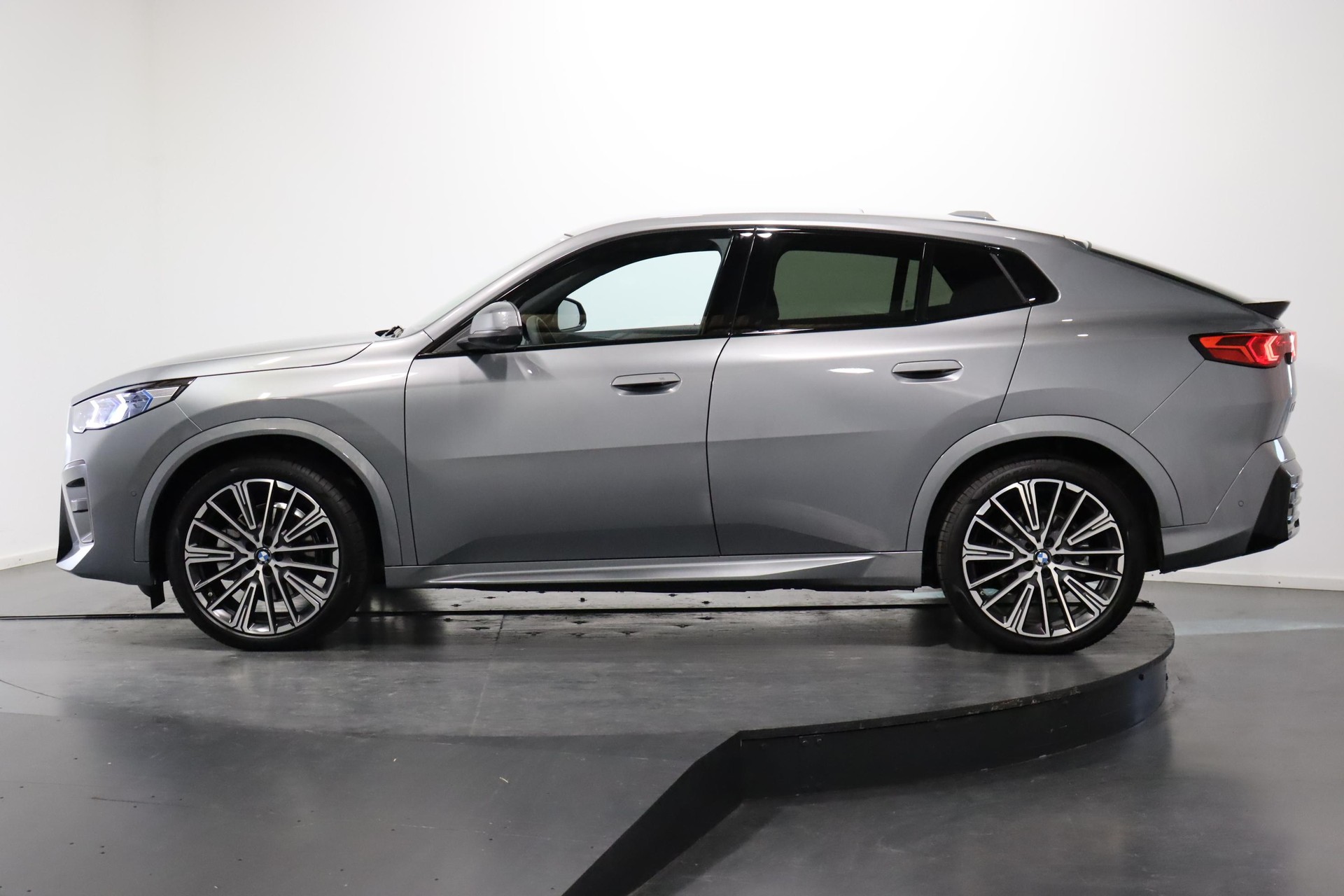 BMW iX2 30 xDrive-showroom-element-2