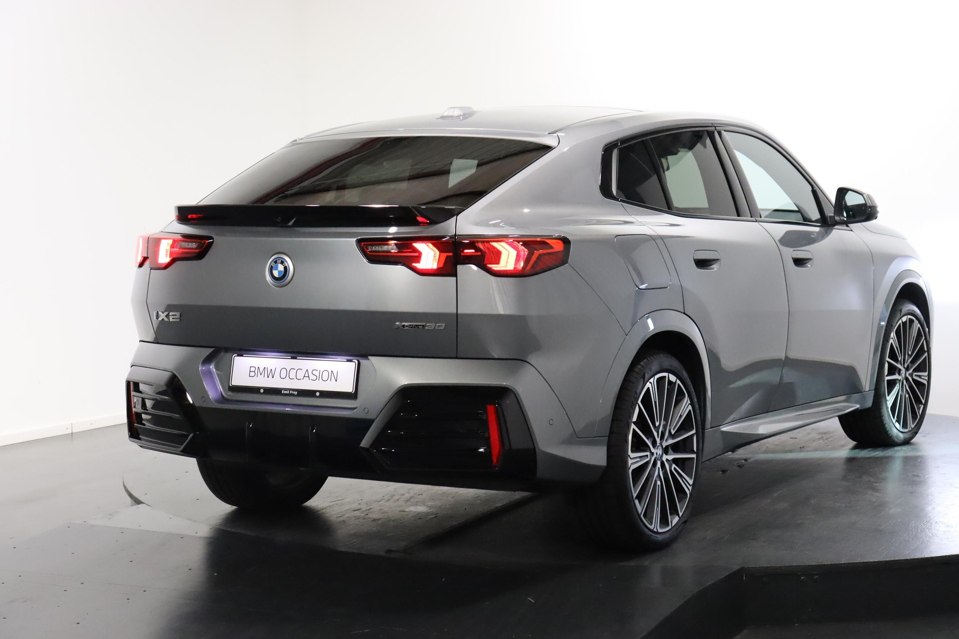 BMW iX2 30 xDrive-showroom-element-3