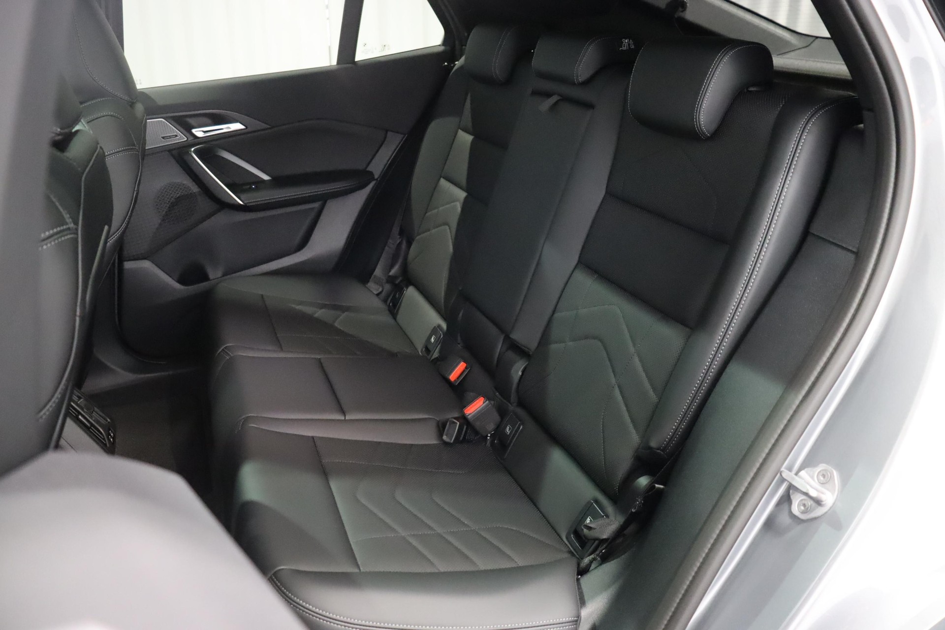 BMW iX2 30 xDrive-image-10