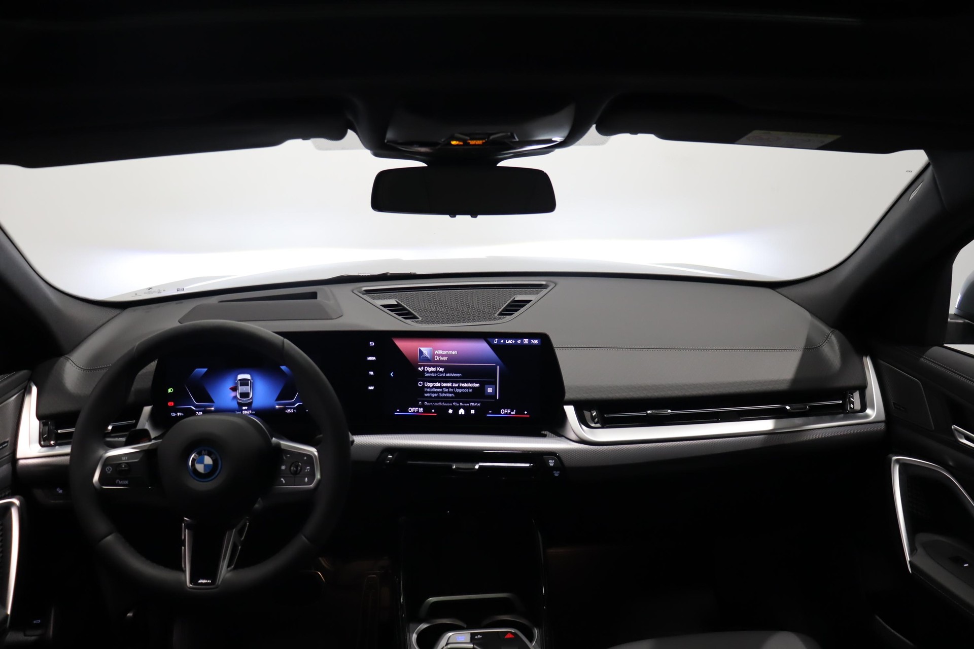 BMW iX2 30 xDrive-image-11