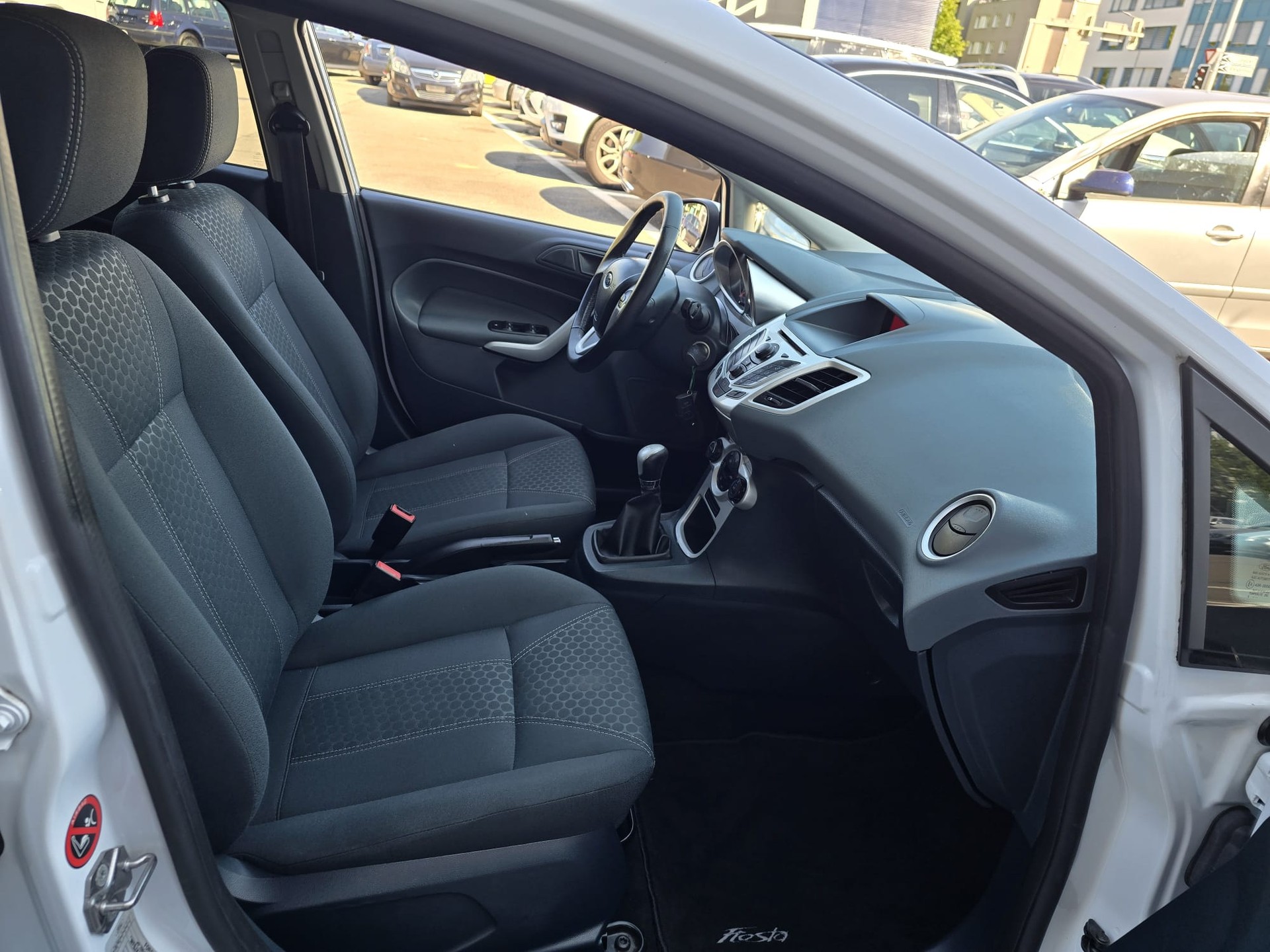FORD Fiesta 1.6 16V Titanium-image-8