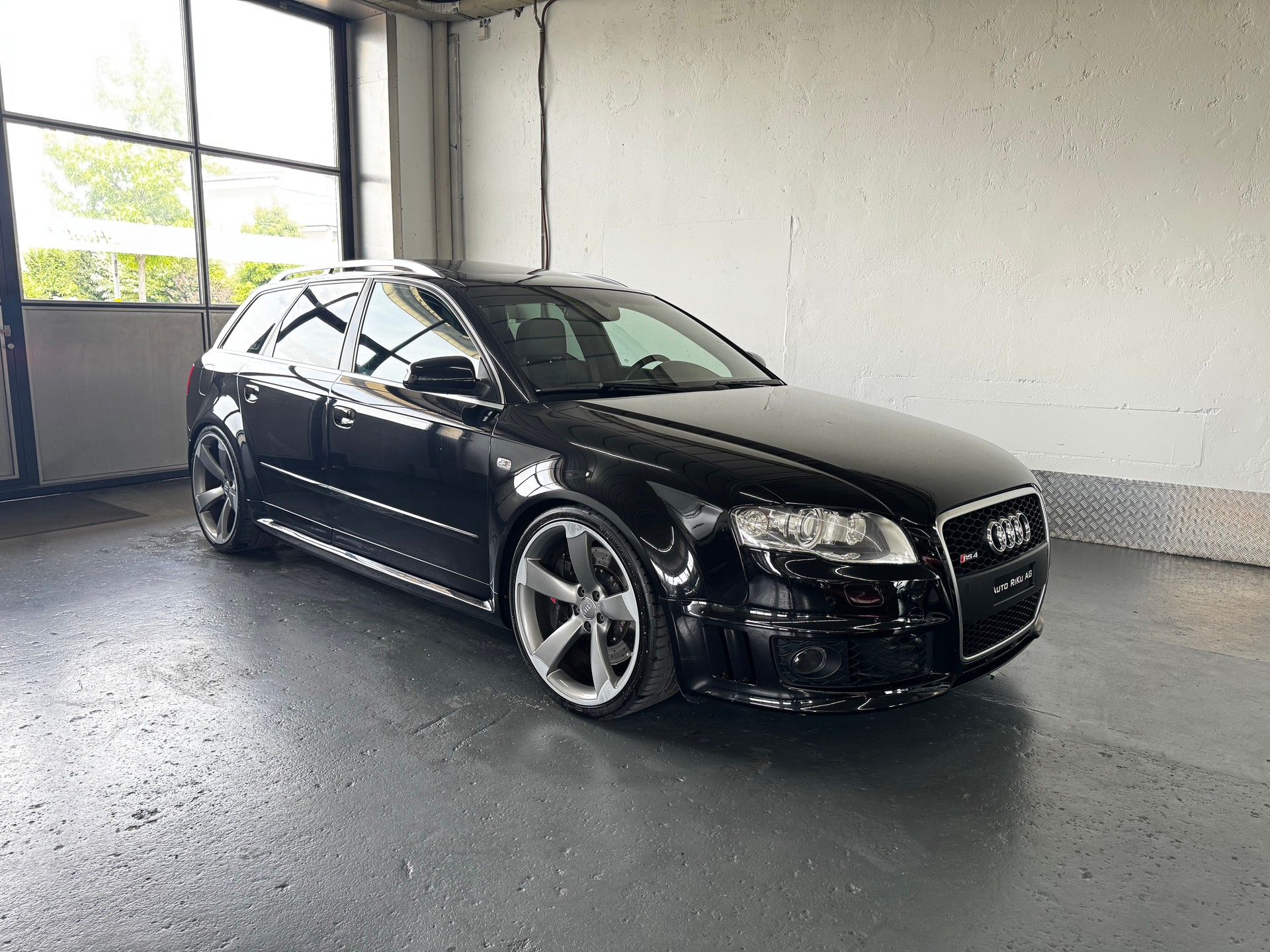 AUDI RS4 4.2 Quattro-image-1