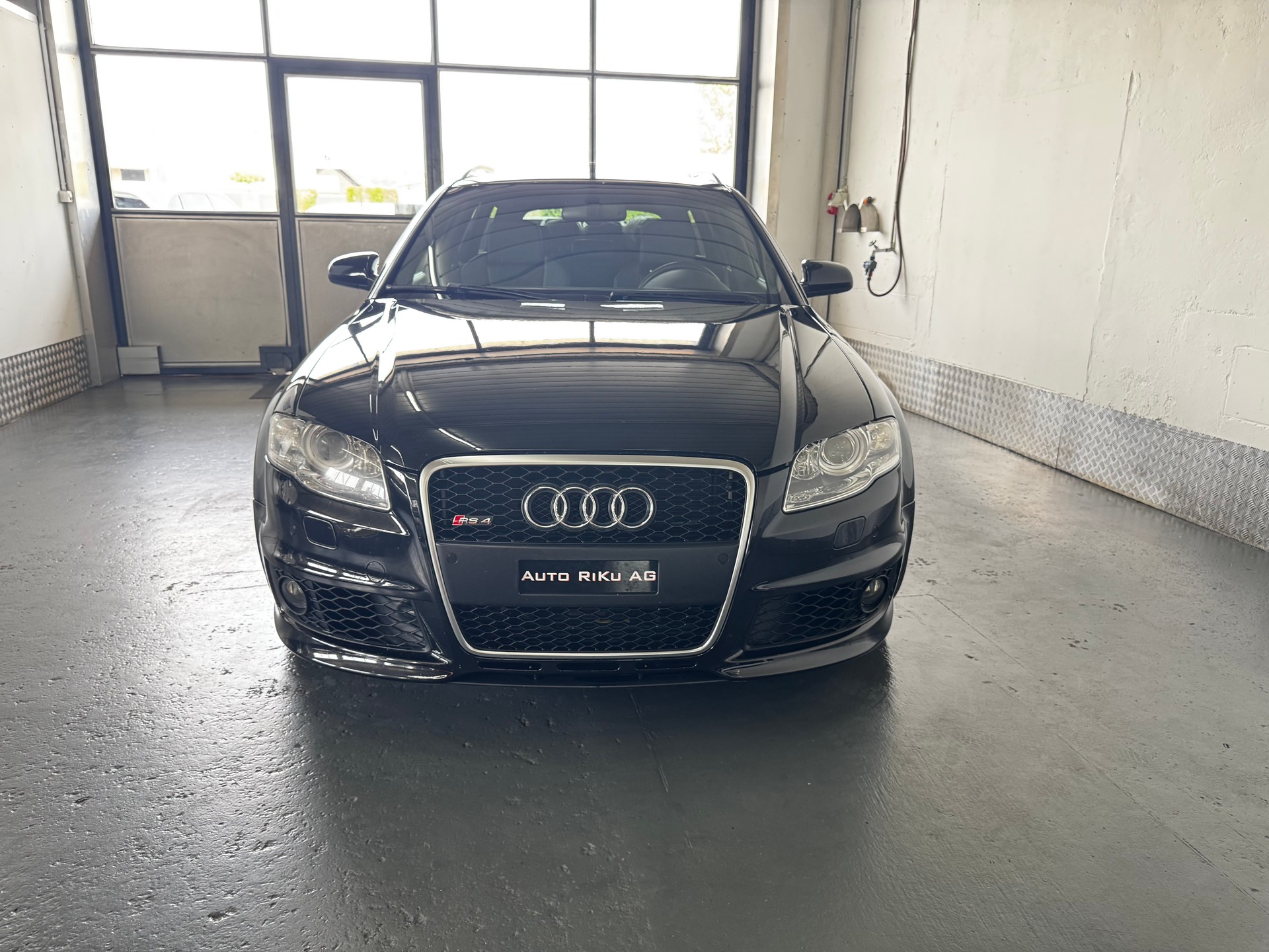 AUDI RS4 4.2 Quattro-image-3