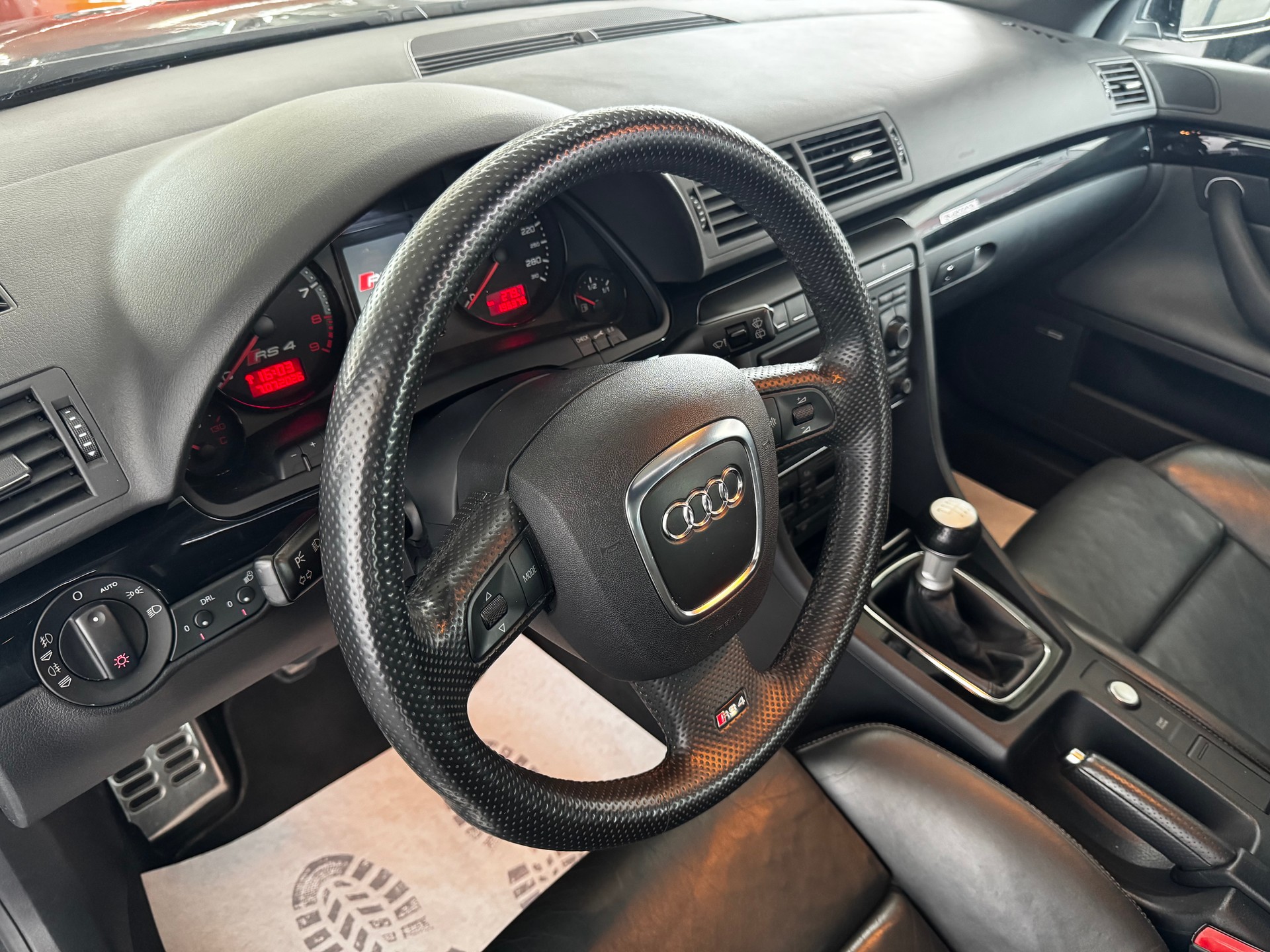 AUDI RS4 4.2 Quattro-image-11