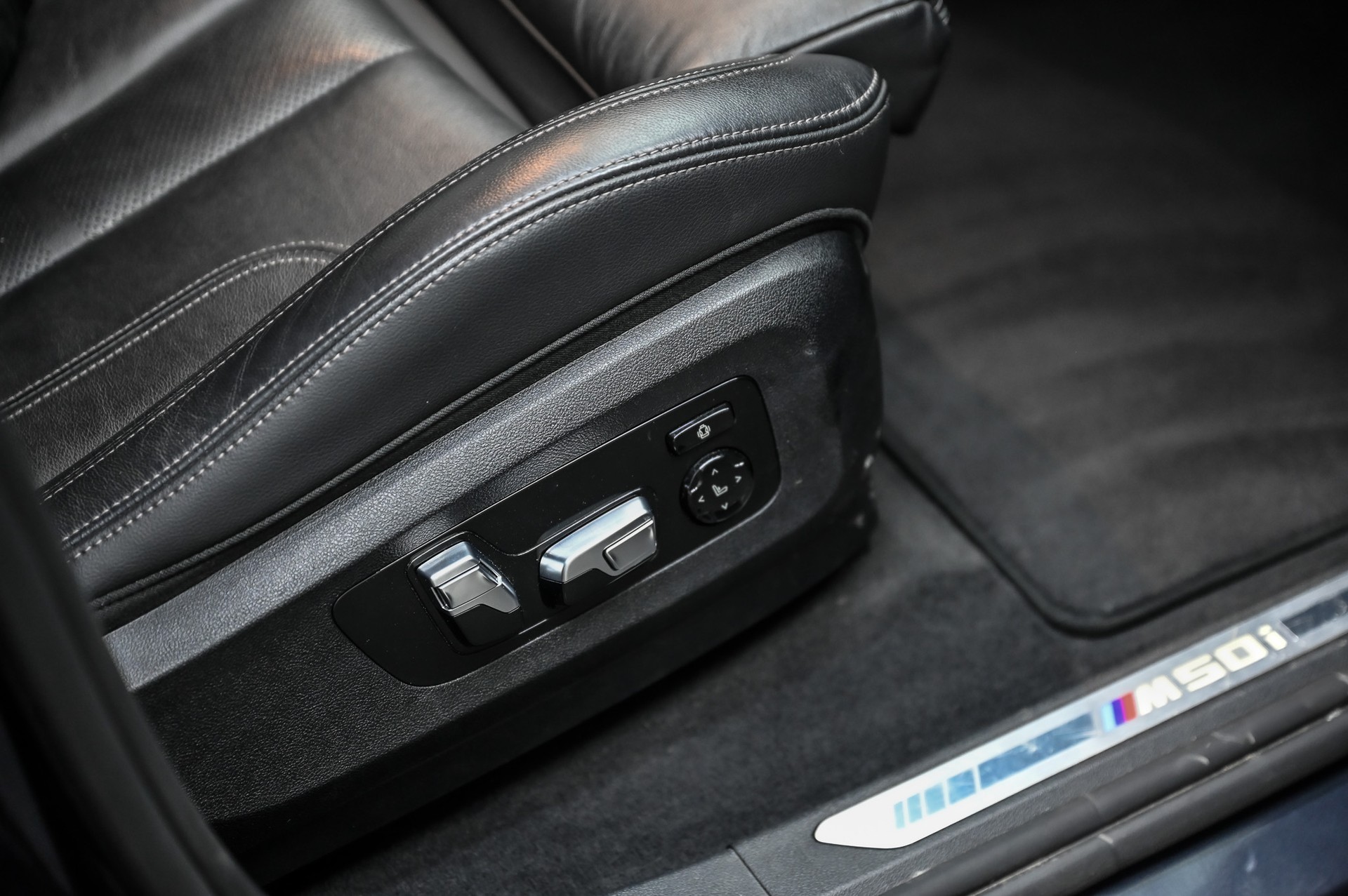 BMW X6 M50i-image-28