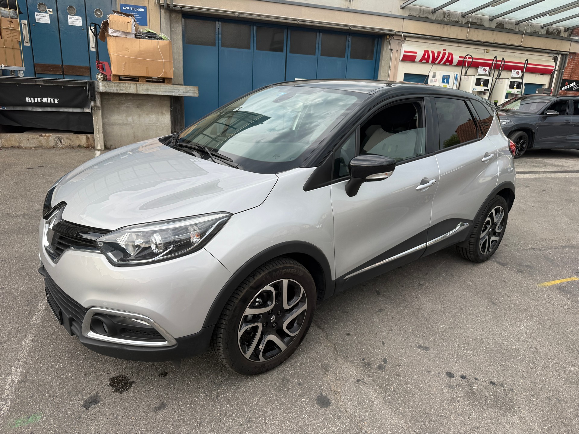 RENAULT Captur 1.2 T 16V Privilège EDC-image-1