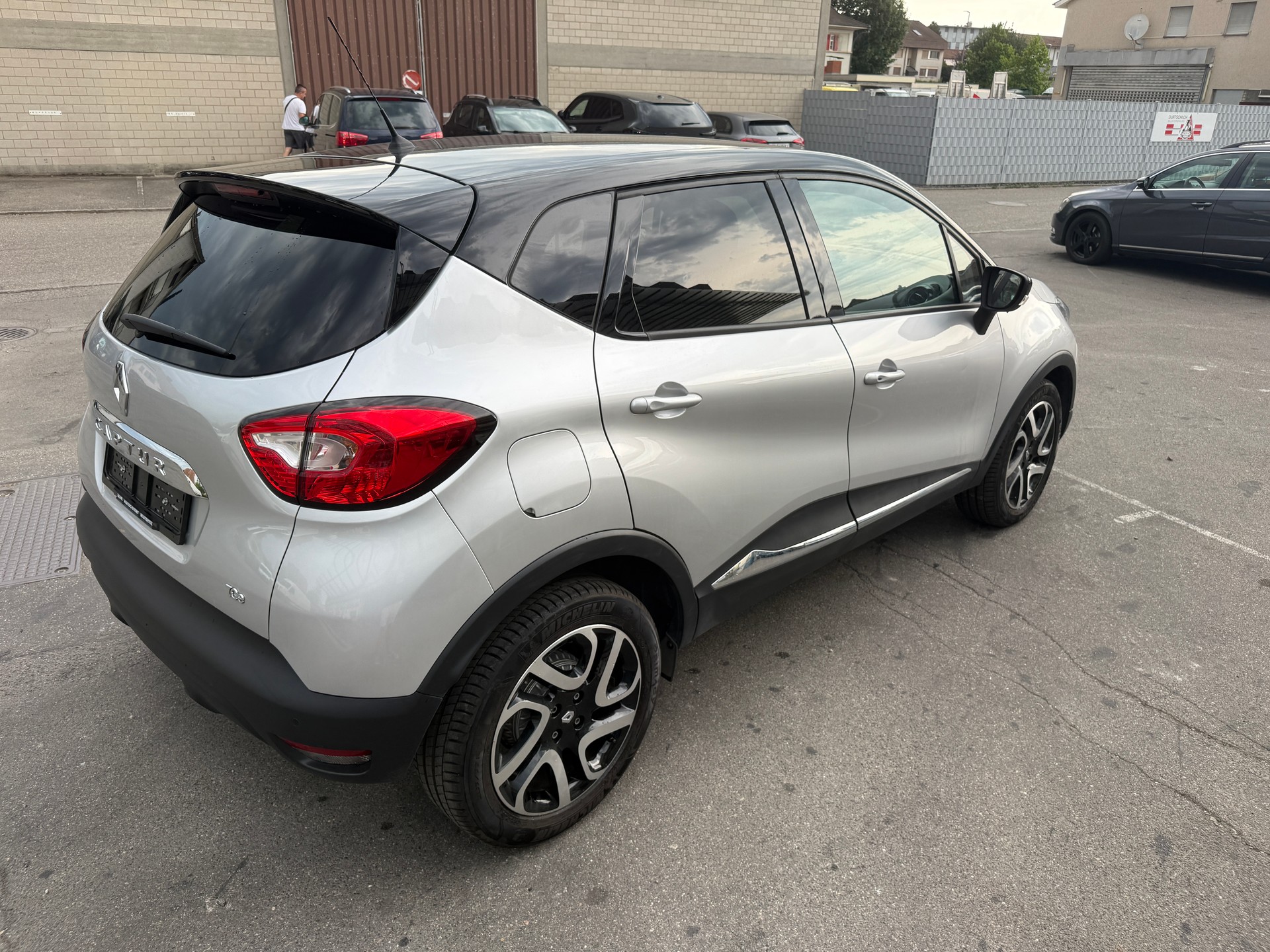 RENAULT Captur 1.2 T 16V Privilège EDC-image-4
