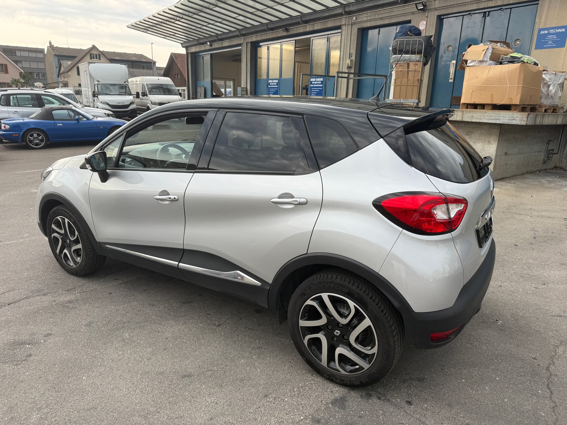 RENAULT Captur 1.2 T 16V Privilège EDC-image-3
