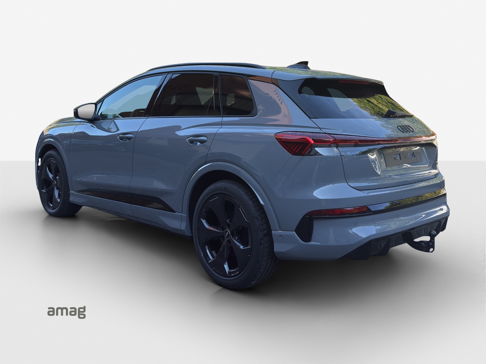 AUDI Q4 e-tron SUV quattro performance Swiss Ski-showroom-element-2