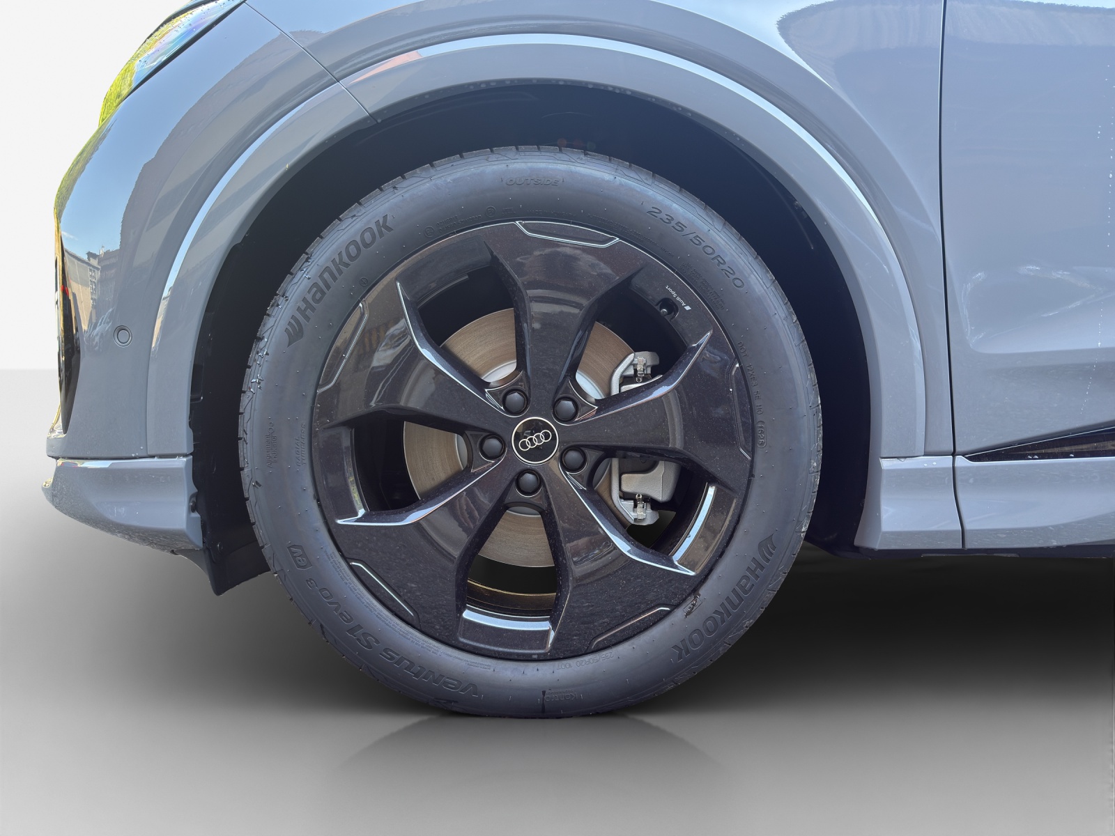 AUDI Q4 e-tron SUV quattro performance Swiss Ski-image-13