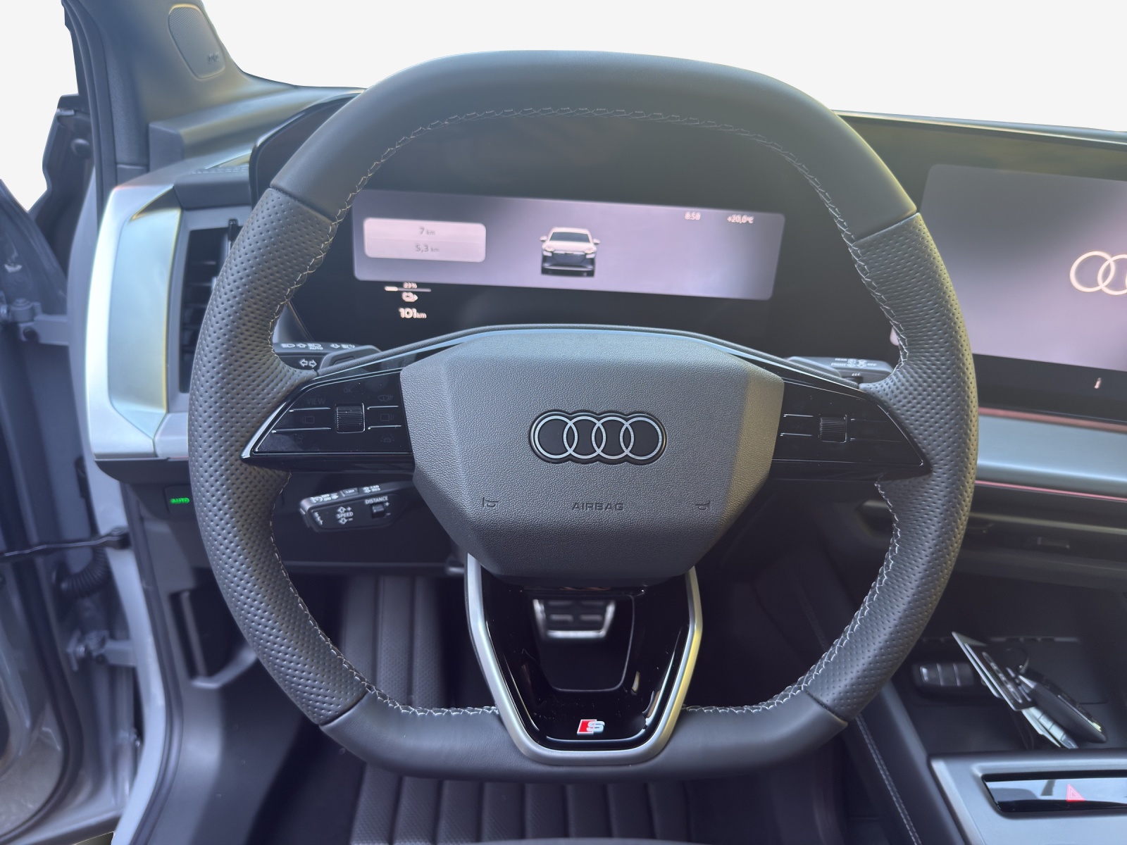 AUDI Q4 e-tron SUV quattro performance Swiss Ski-image-9