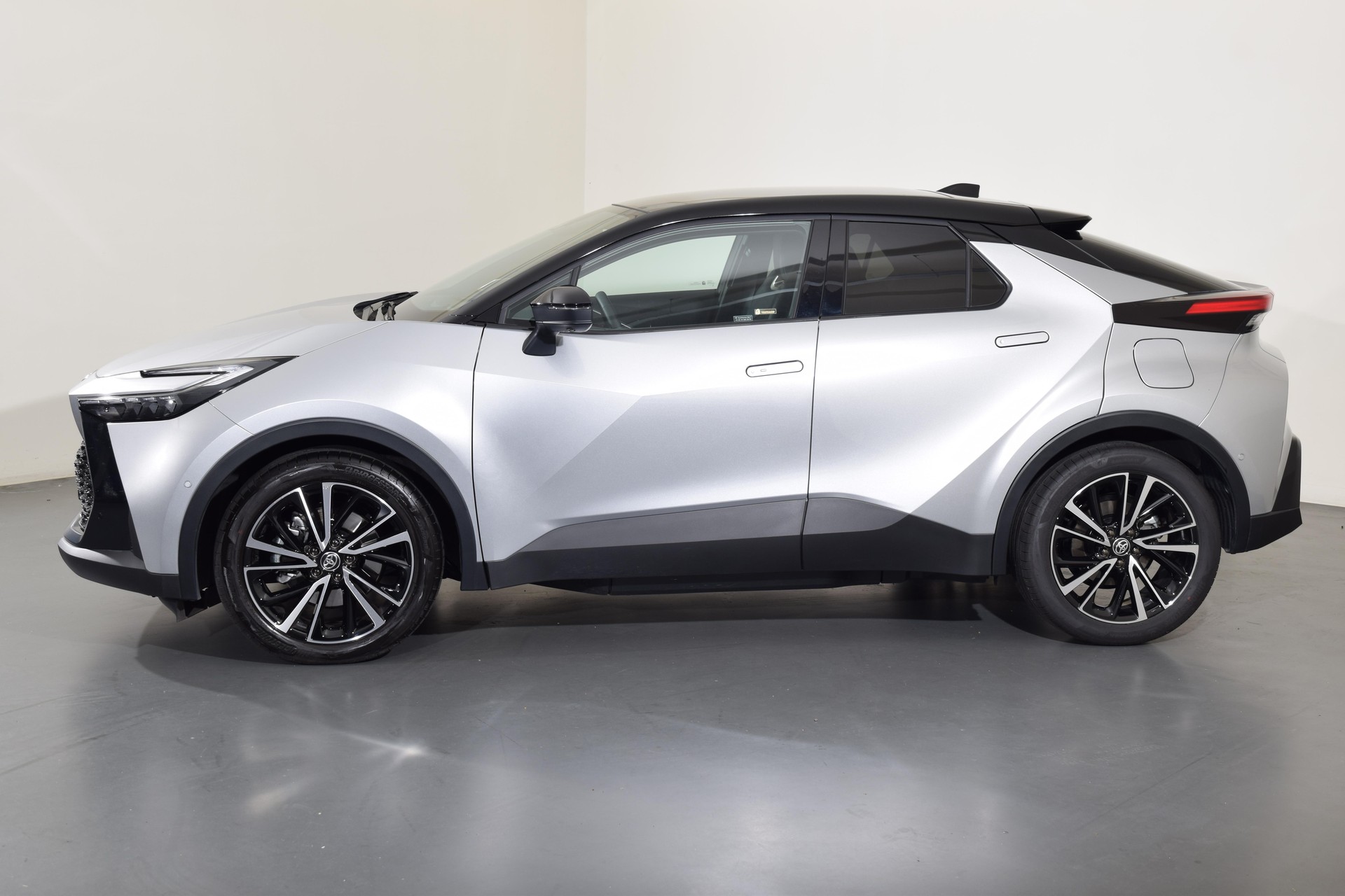 TOYOTA C-HR 2.0 PHEV Style-image-3