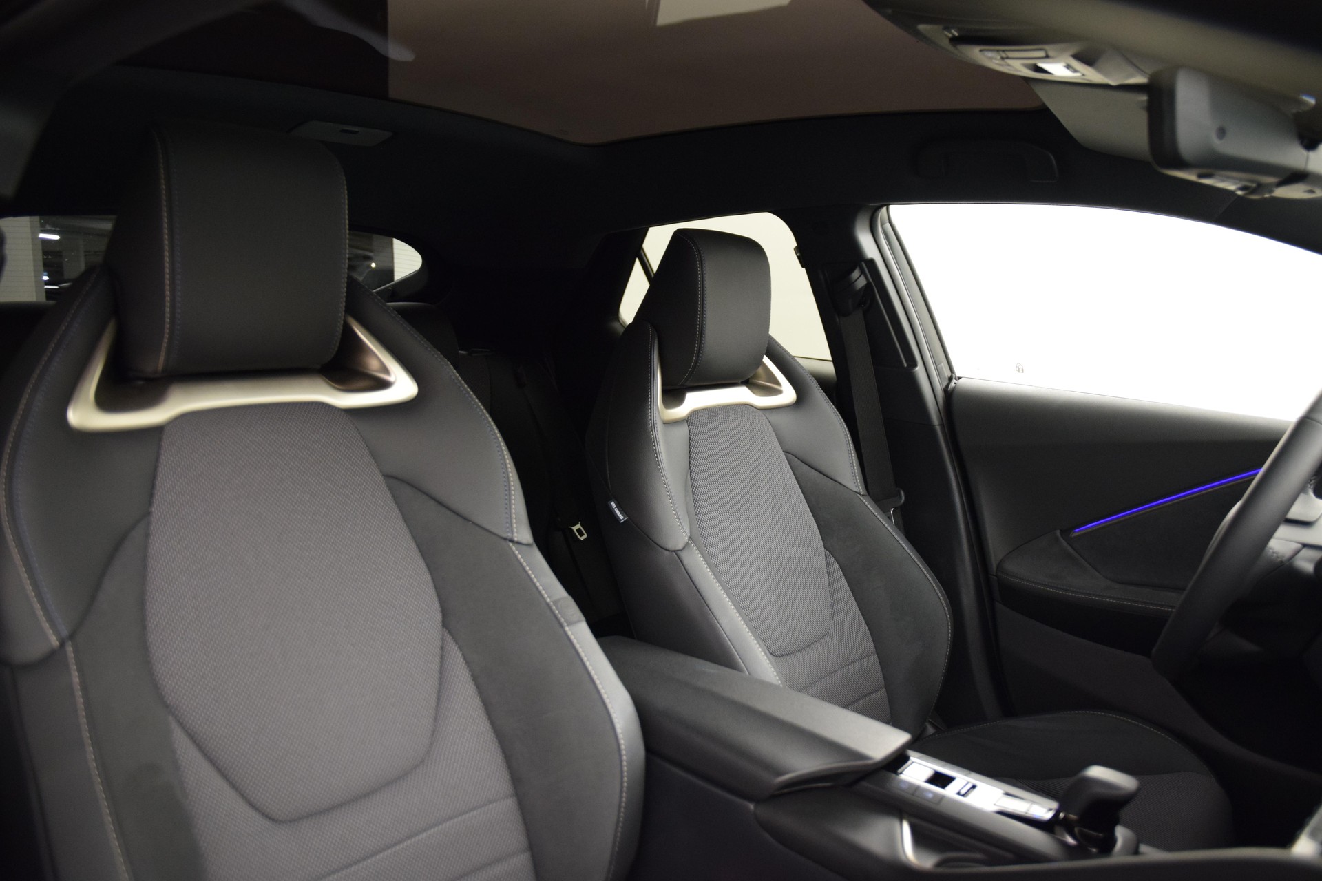 TOYOTA C-HR 2.0 PHEV Style-image-10