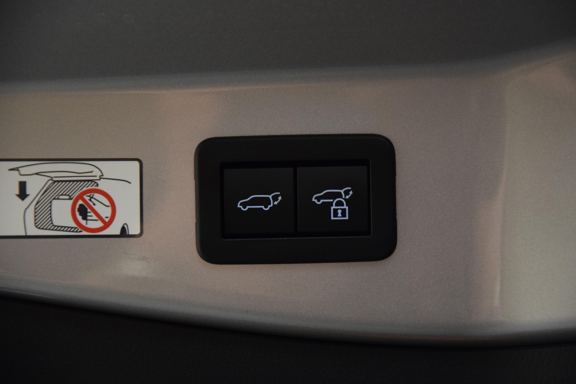 TOYOTA C-HR 2.0 PHEV Style-image-8