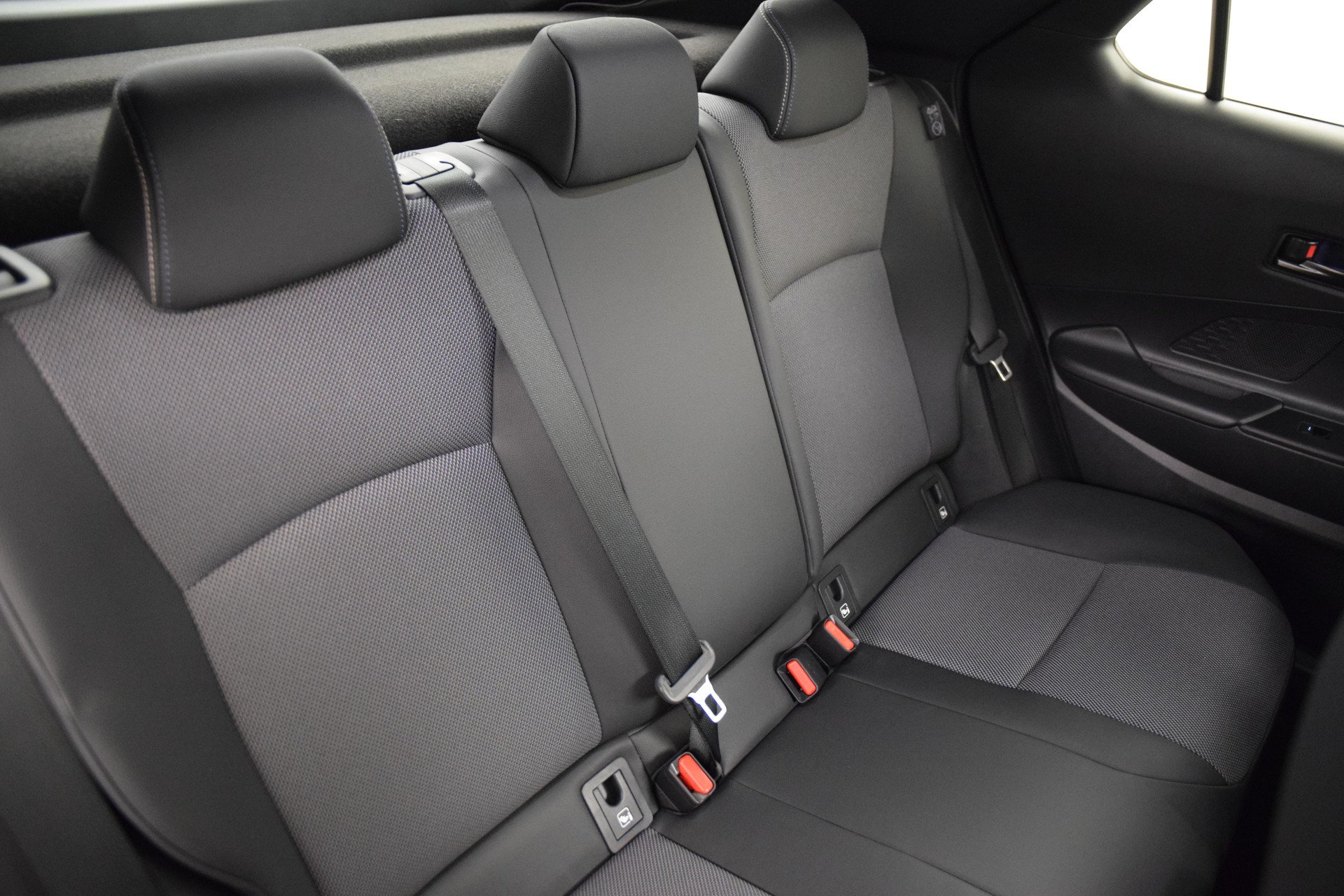 TOYOTA C-HR 2.0 PHEV Style-image-9
