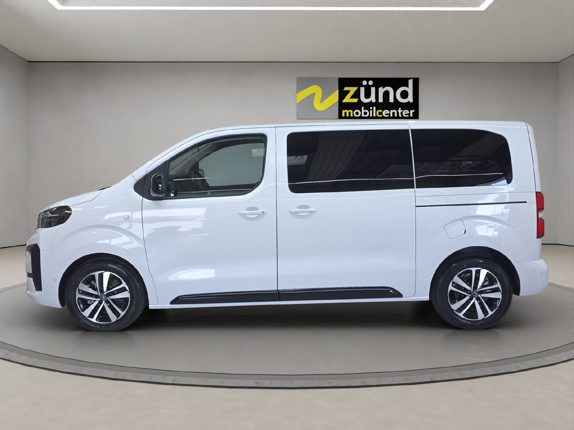 PEUGEOT Traveller Standard 2.2 BlueHDi 180 Family Edition S/S-image-2