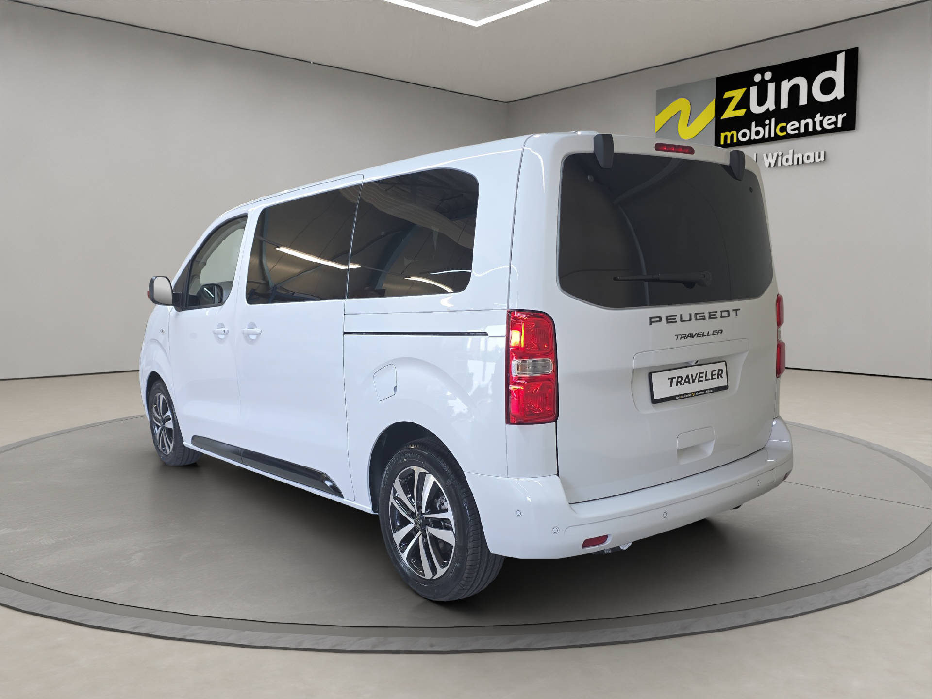 PEUGEOT Traveller Standard 2.2 BlueHDi 180 Family Edition S/S-image-3
