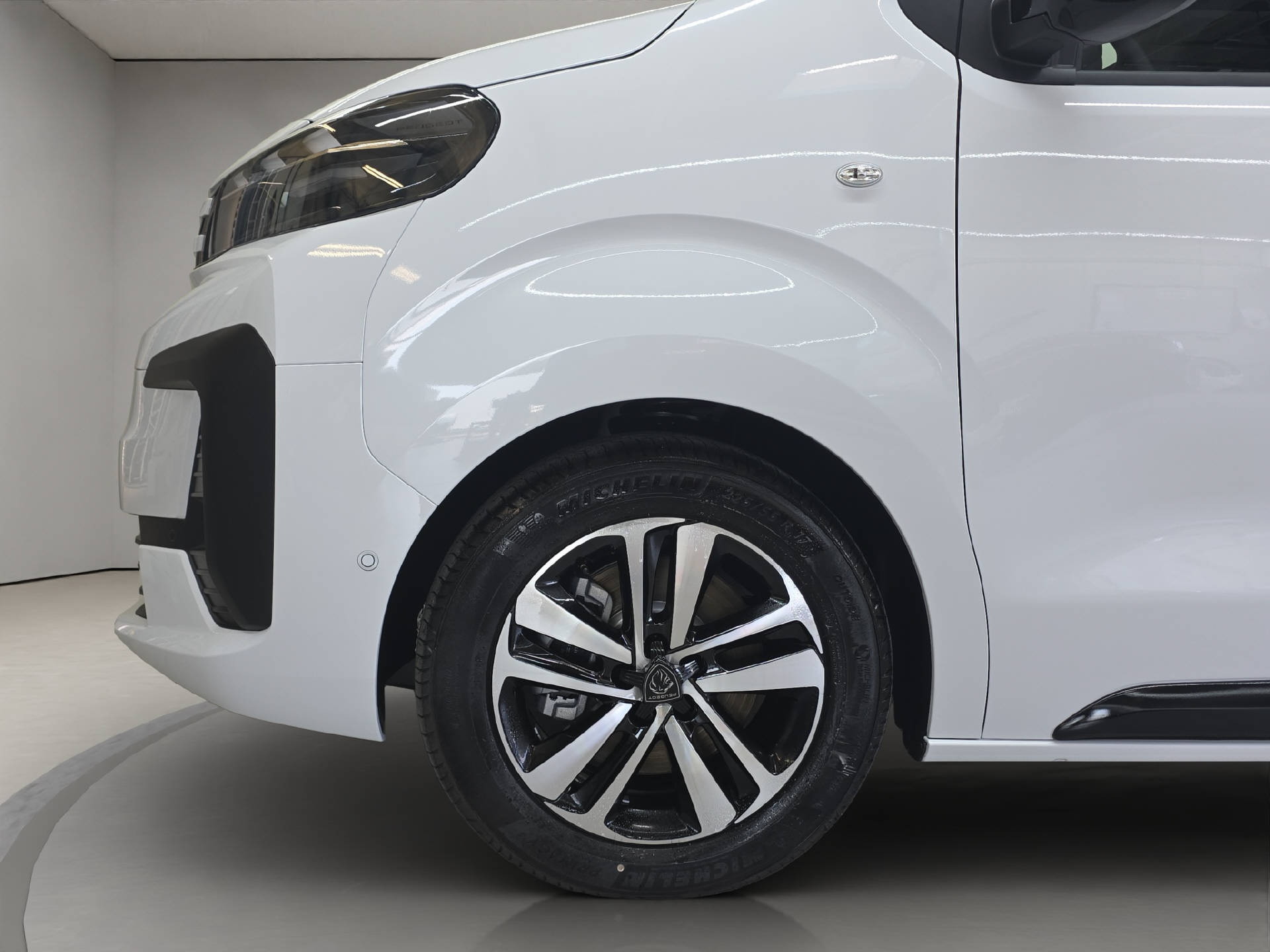 PEUGEOT Traveller Standard 2.2 BlueHDi 180 Family Edition S/S-image-13