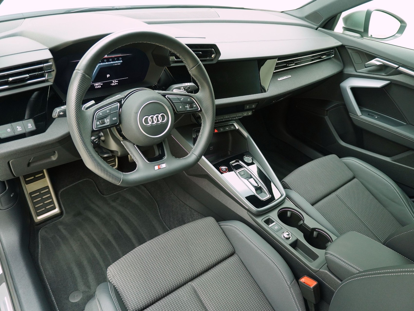 AUDI S3 Sportback 2.0 T FSI quattro S-Tronic-image-9