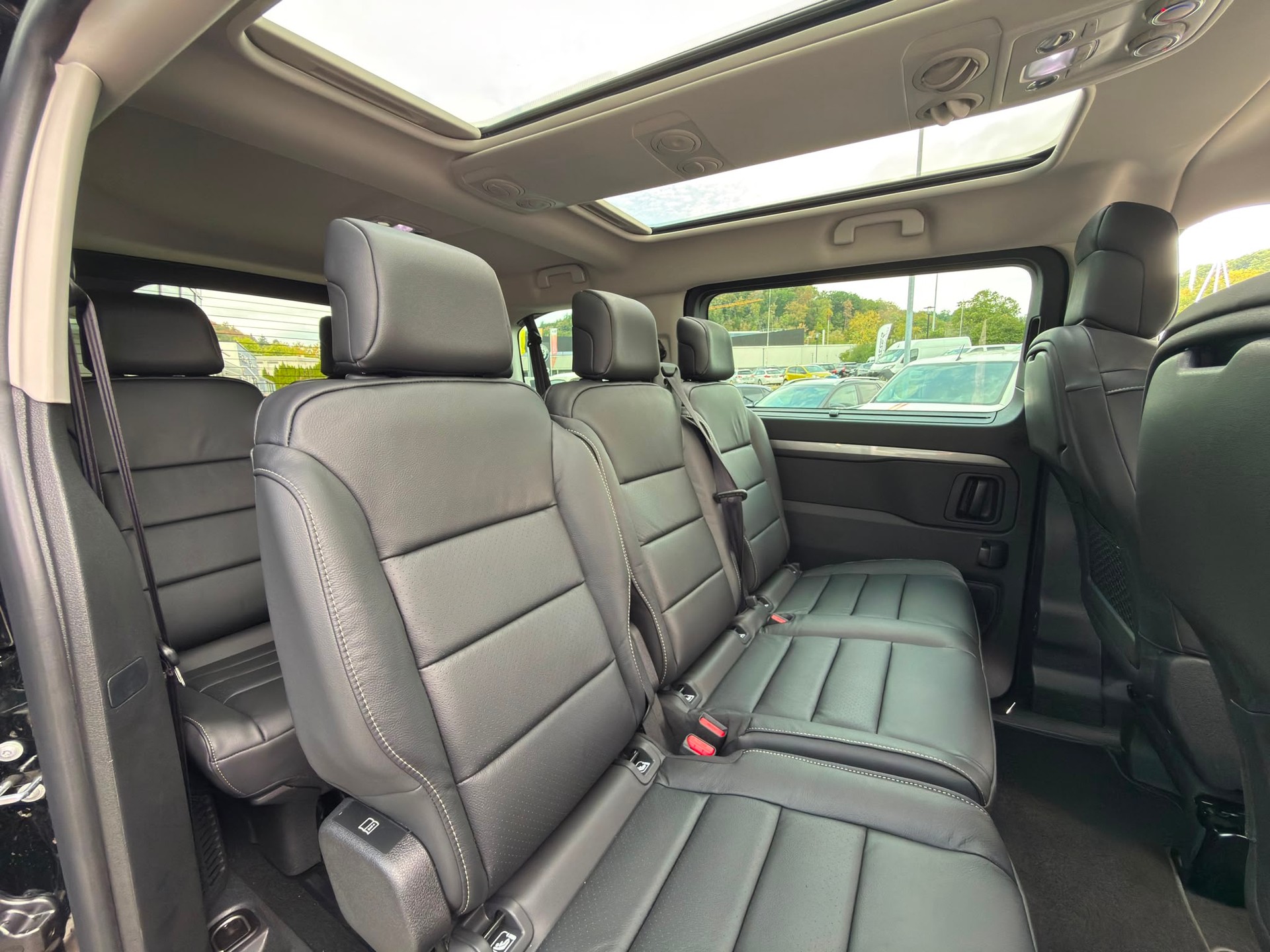 PEUGEOT Traveller 2.2 BlueHDi Business VIP Standard EAT8-image-7