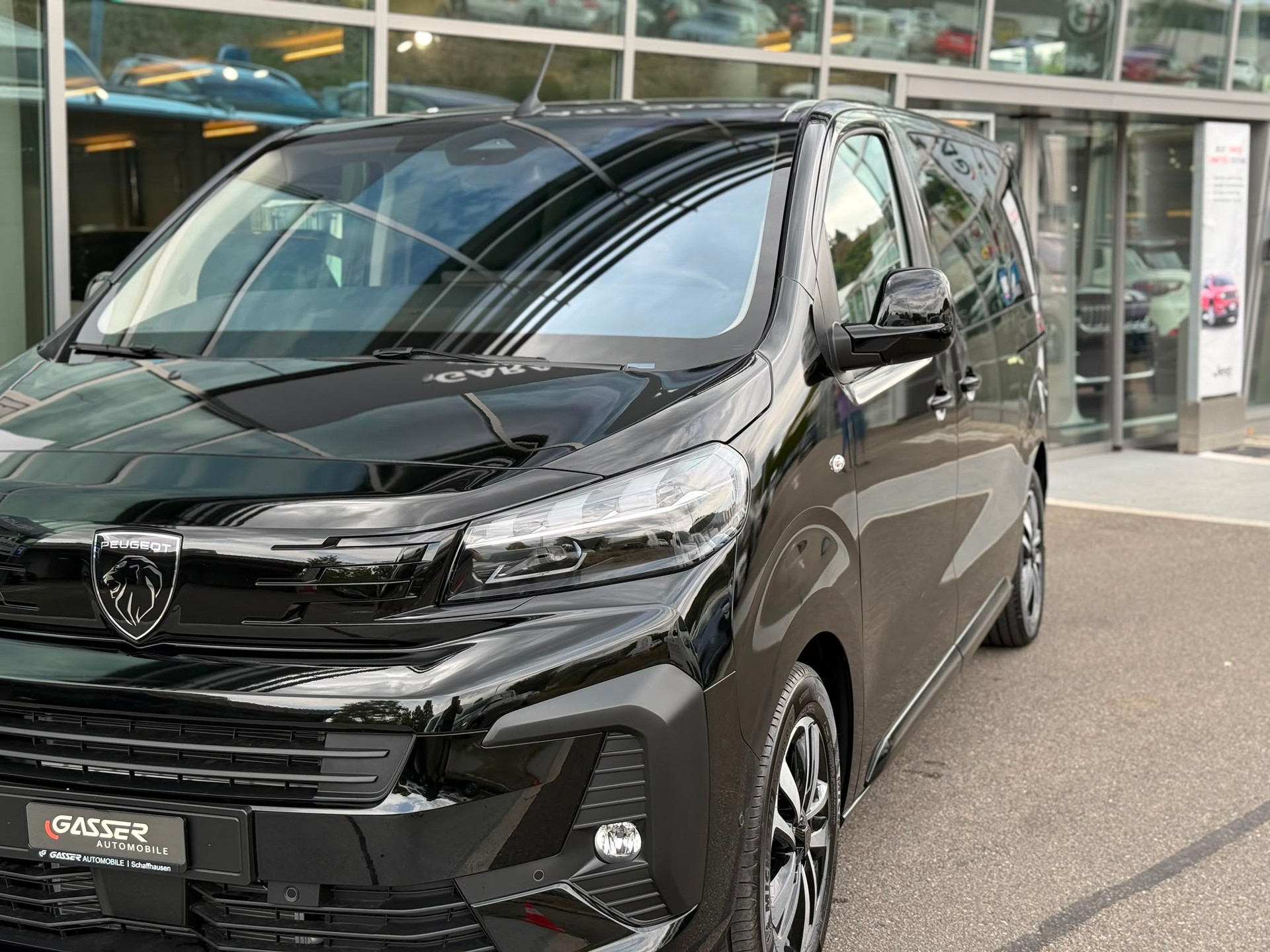 PEUGEOT Traveller 2.2 BlueHDi Business VIP Standard EAT8-showroom-element-1