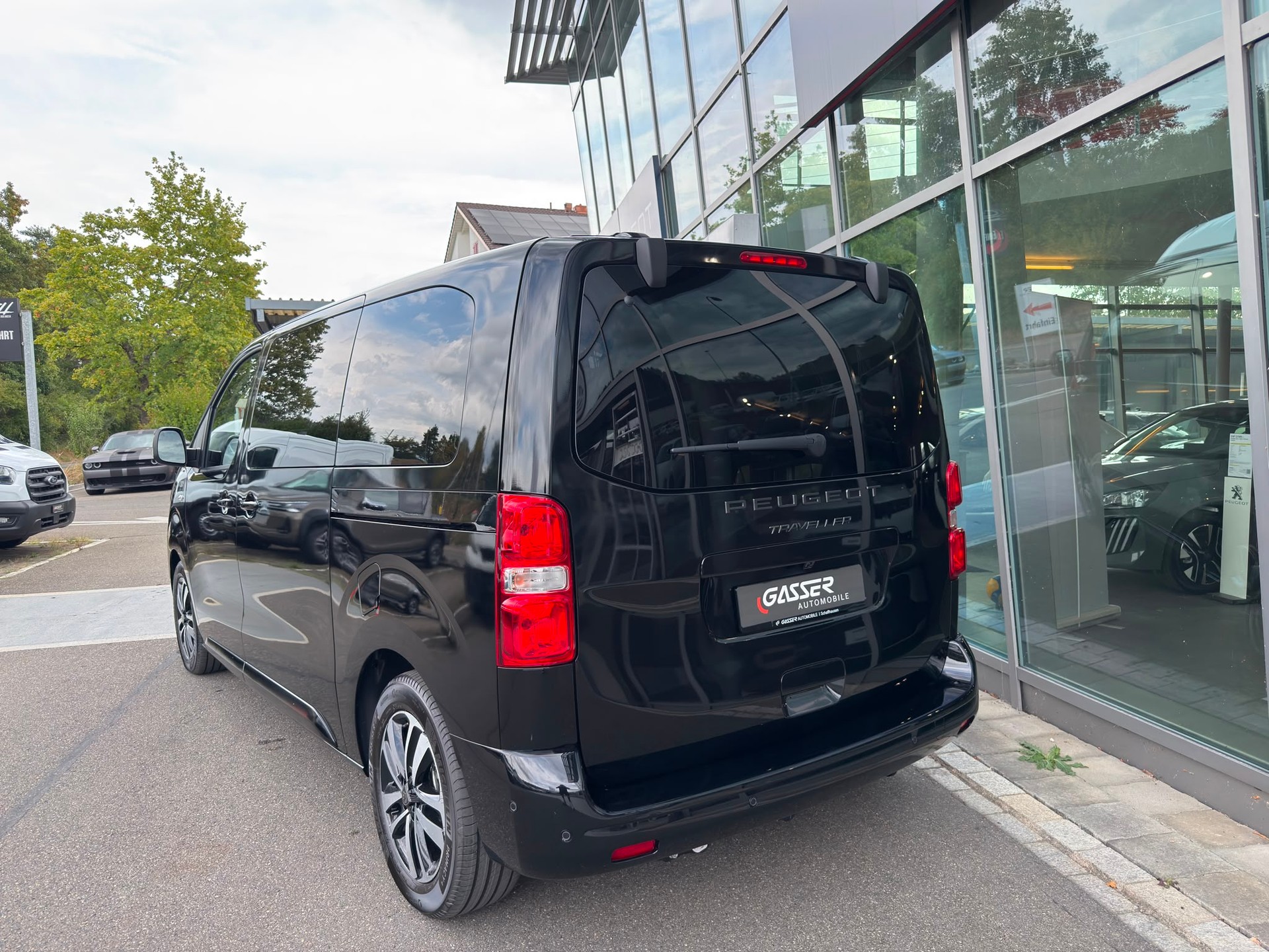 PEUGEOT Traveller 2.2 BlueHDi Business VIP Standard EAT8-showroom-element-3