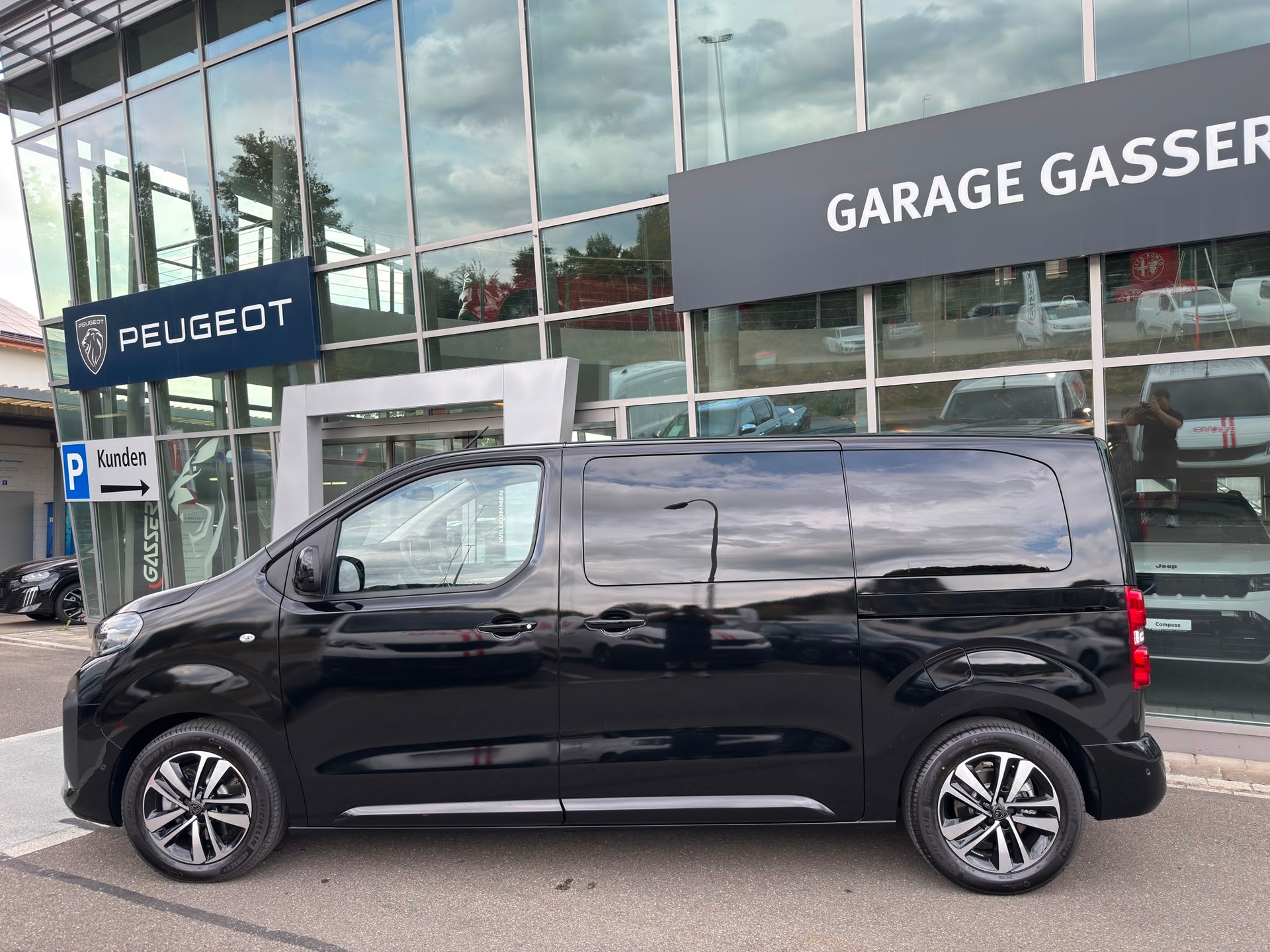 PEUGEOT Traveller 2.2 BlueHDi Business VIP Standard EAT8-showroom-element-2
