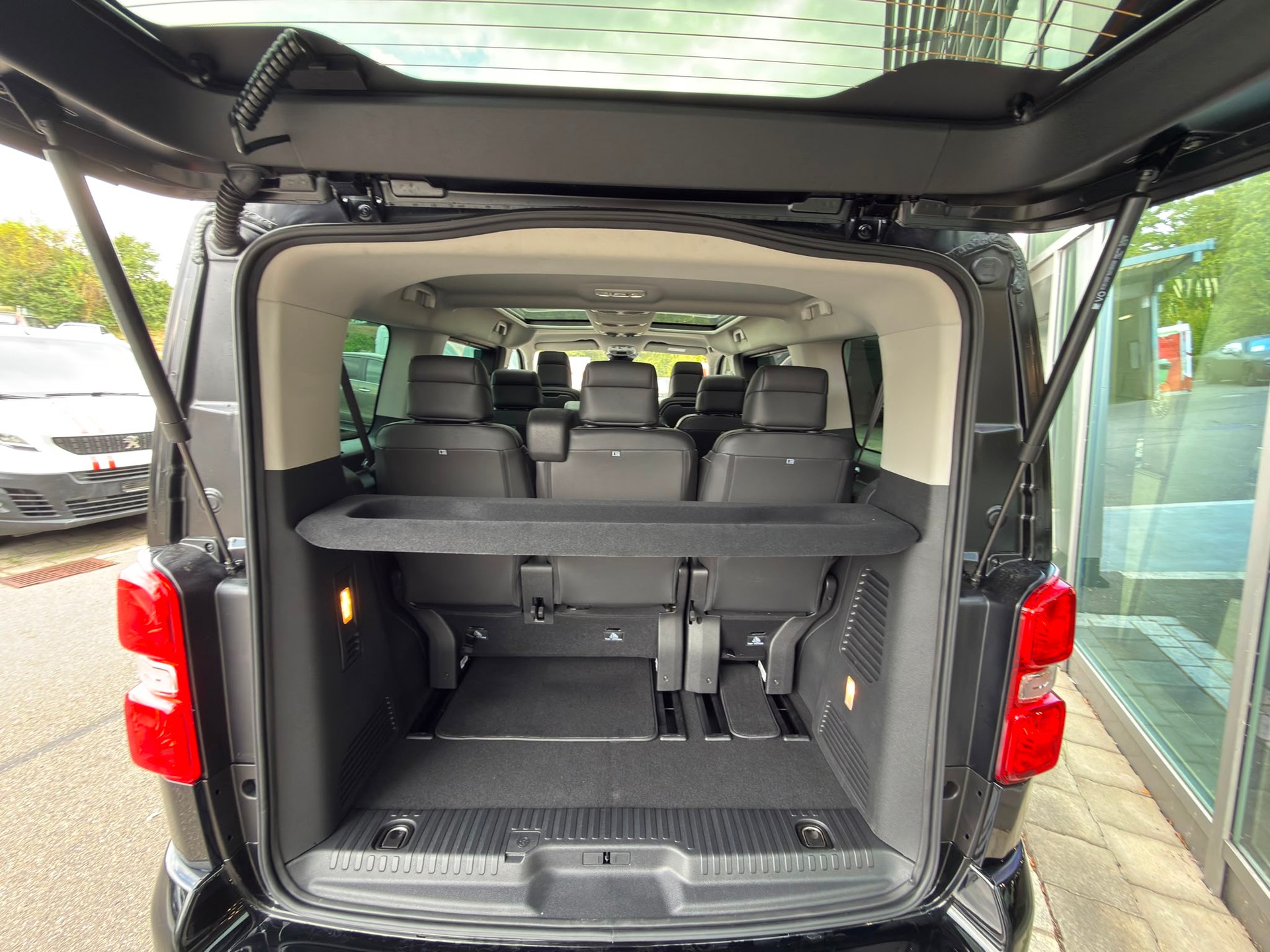 PEUGEOT Traveller 2.2 BlueHDi Business VIP Standard EAT8-image-14