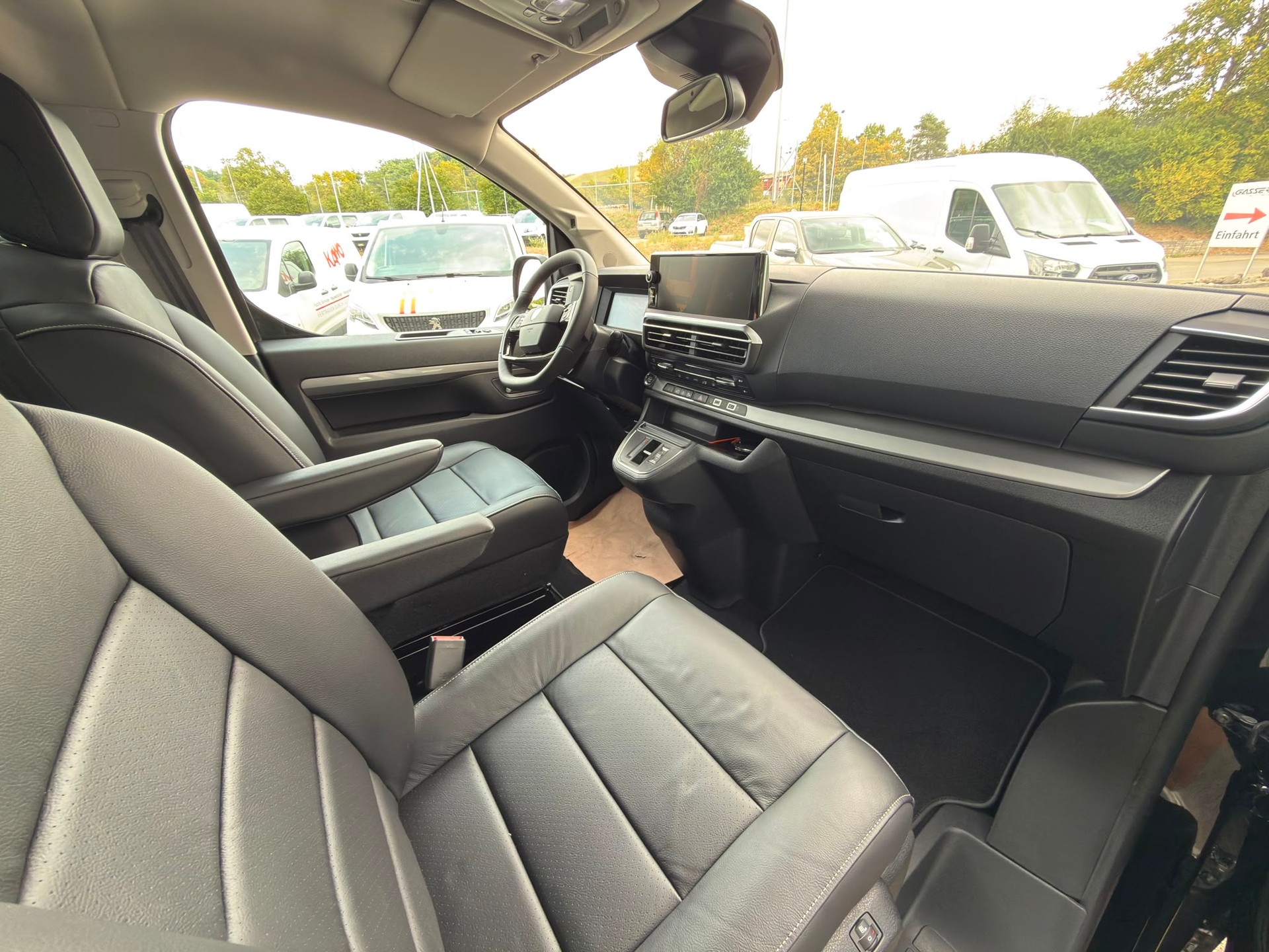PEUGEOT Traveller 2.2 BlueHDi Business VIP Standard EAT8-image-6