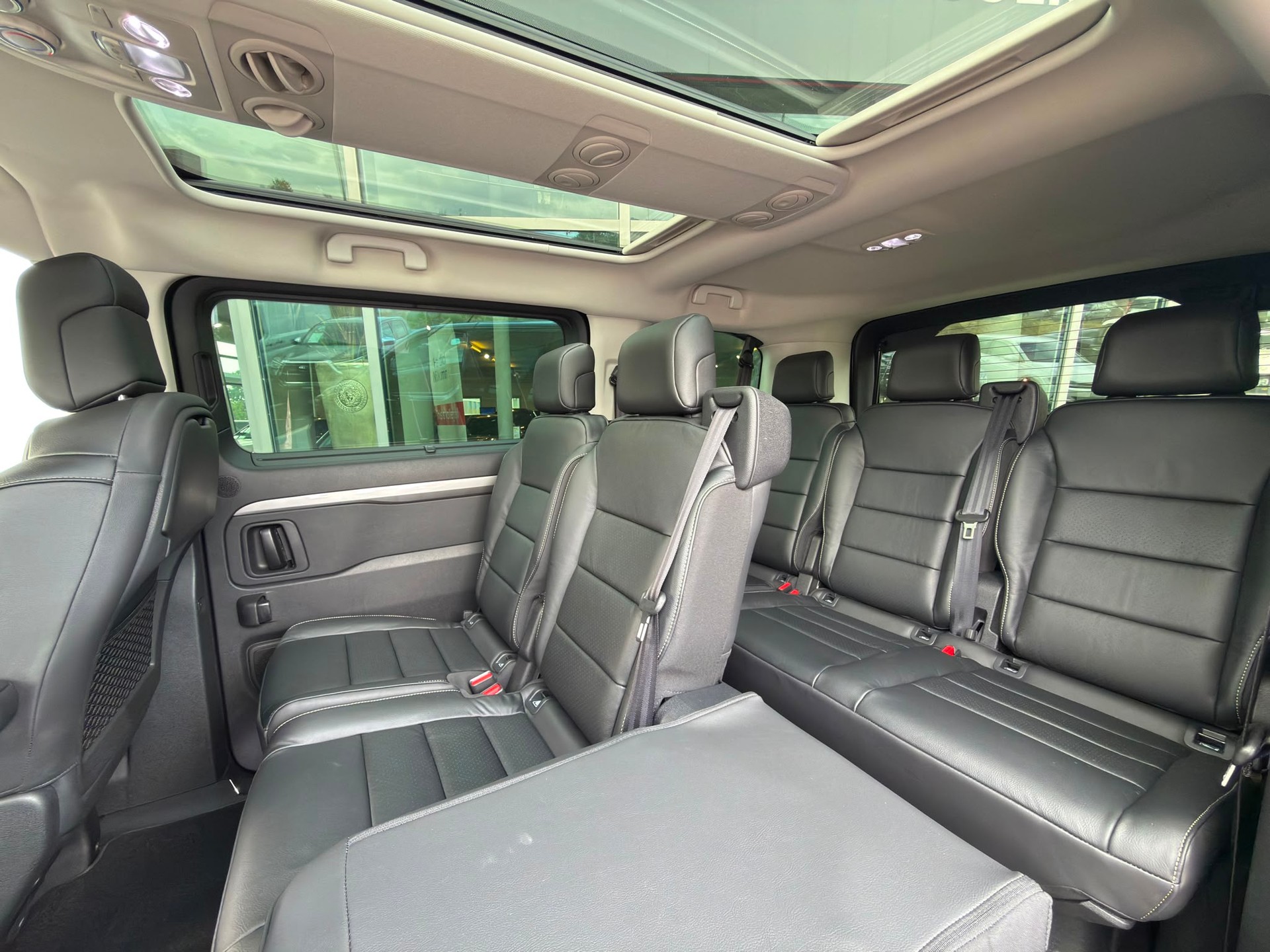PEUGEOT Traveller 2.2 BlueHDi Business VIP Standard EAT8-image-9