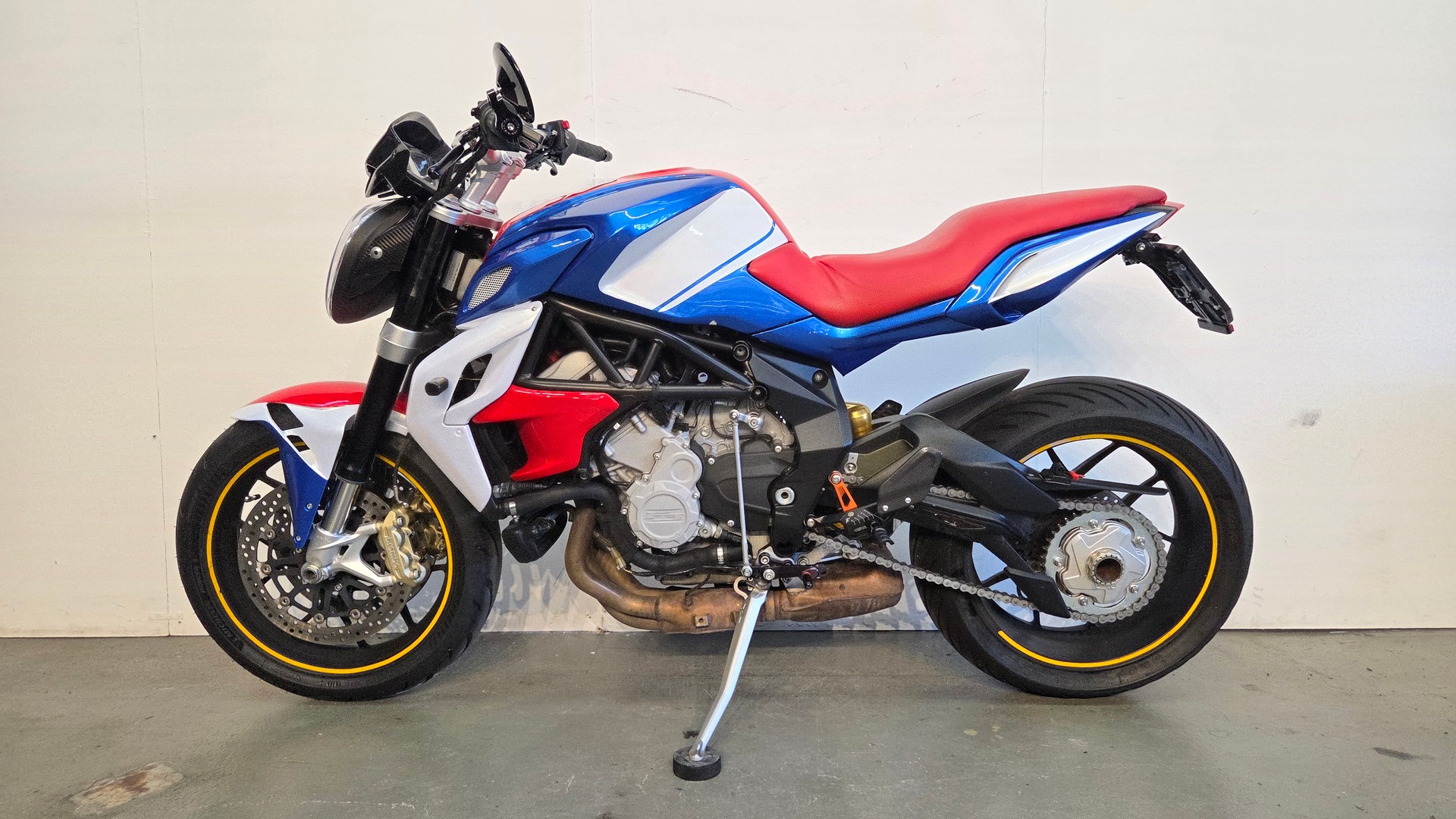 MV AGUSTA B3 Brutale 800-showroom-element-1
