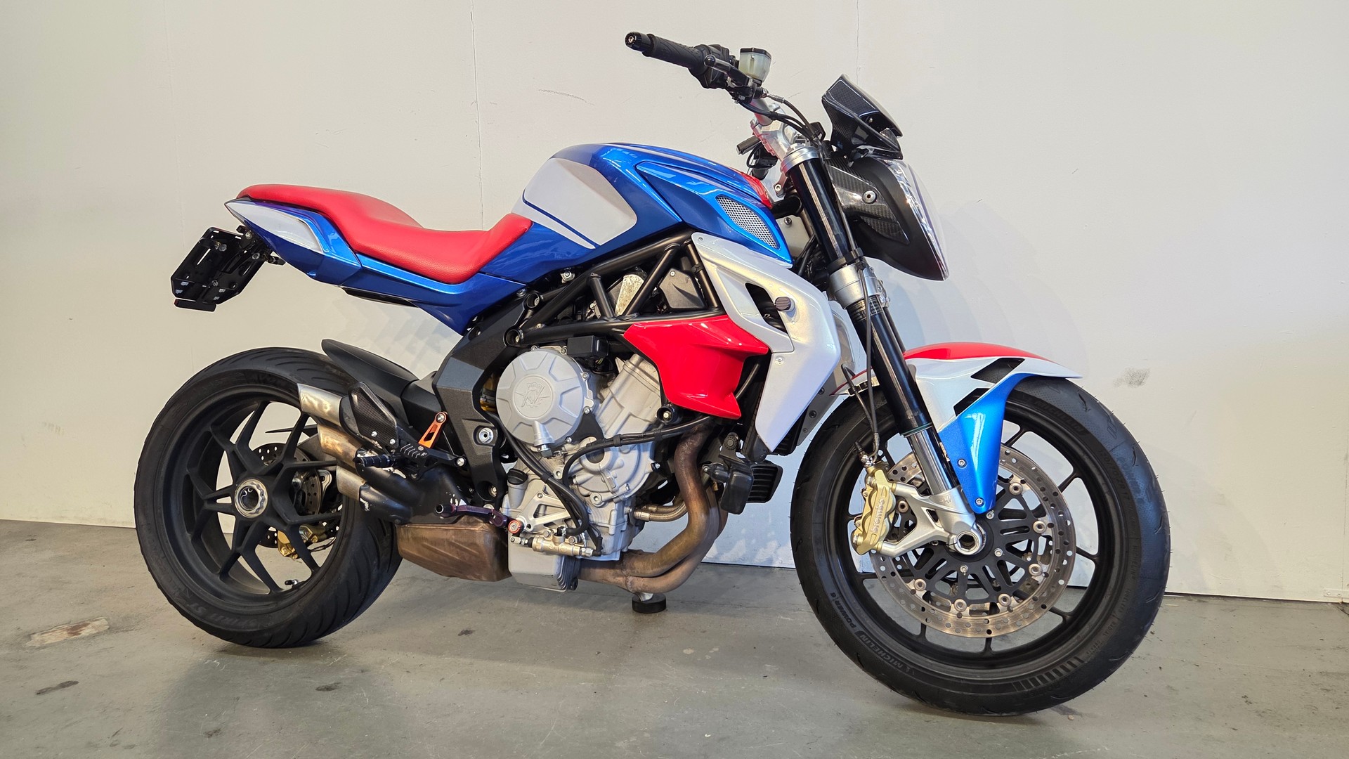 MV AGUSTA B3 Brutale 800-showroom-element-2