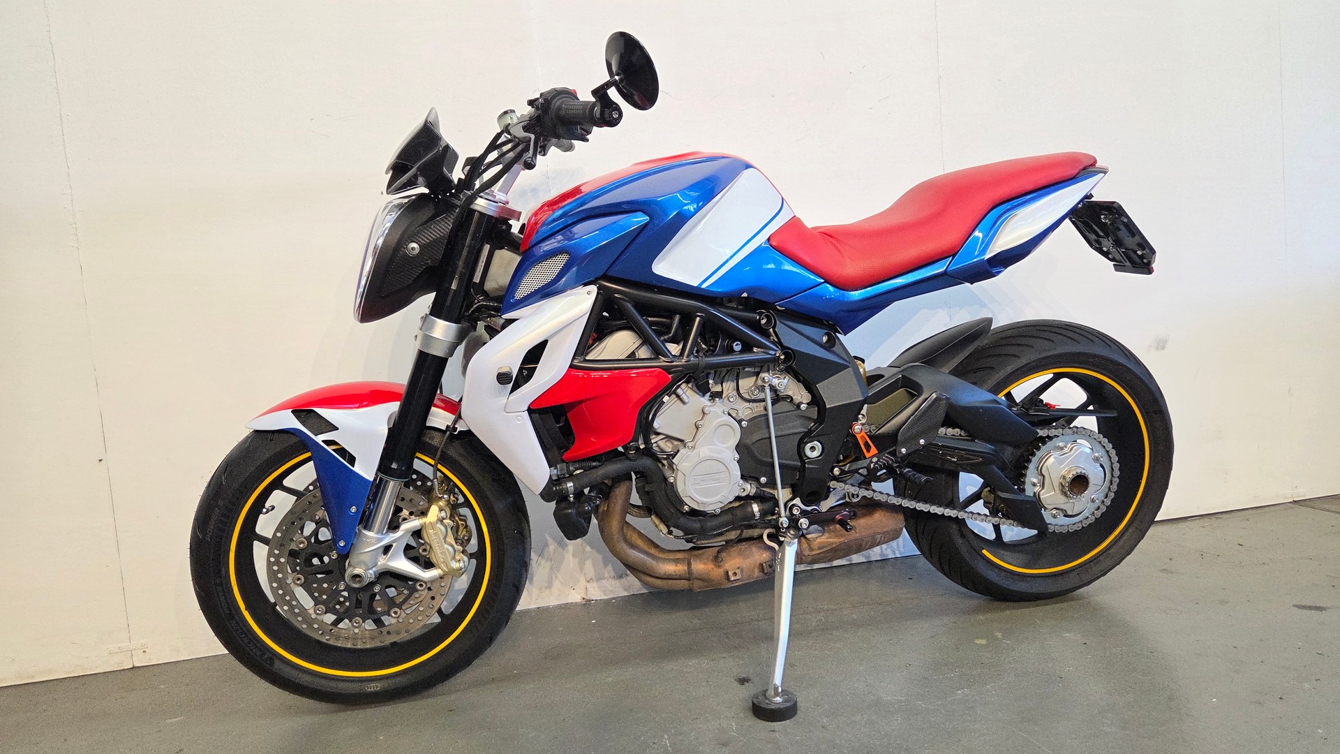 MV AGUSTA B3 Brutale 800-showroom-element-3