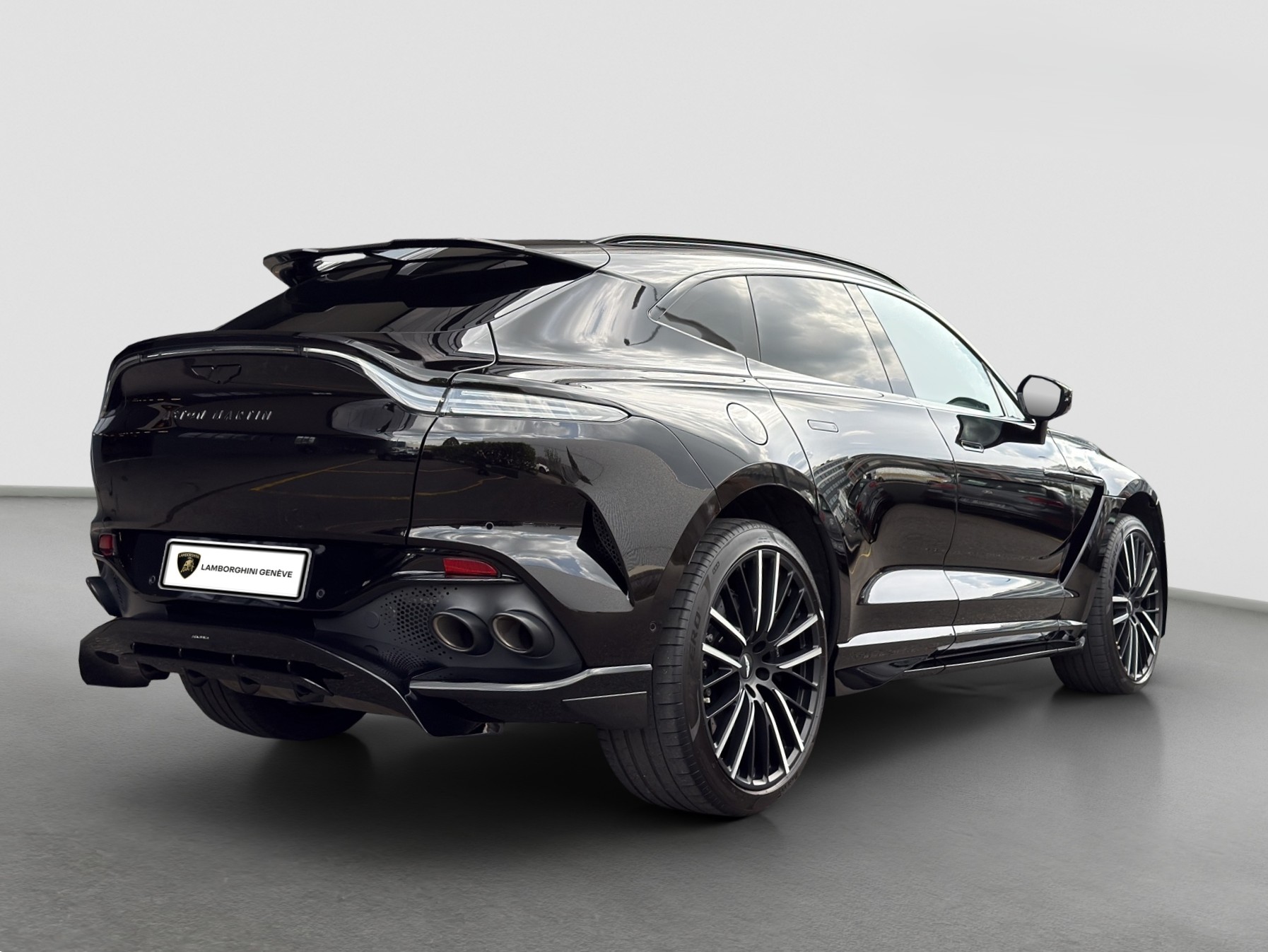 ASTON MARTIN DBX 707 4.0 V8 Bi-Turbo-showroom-element-2