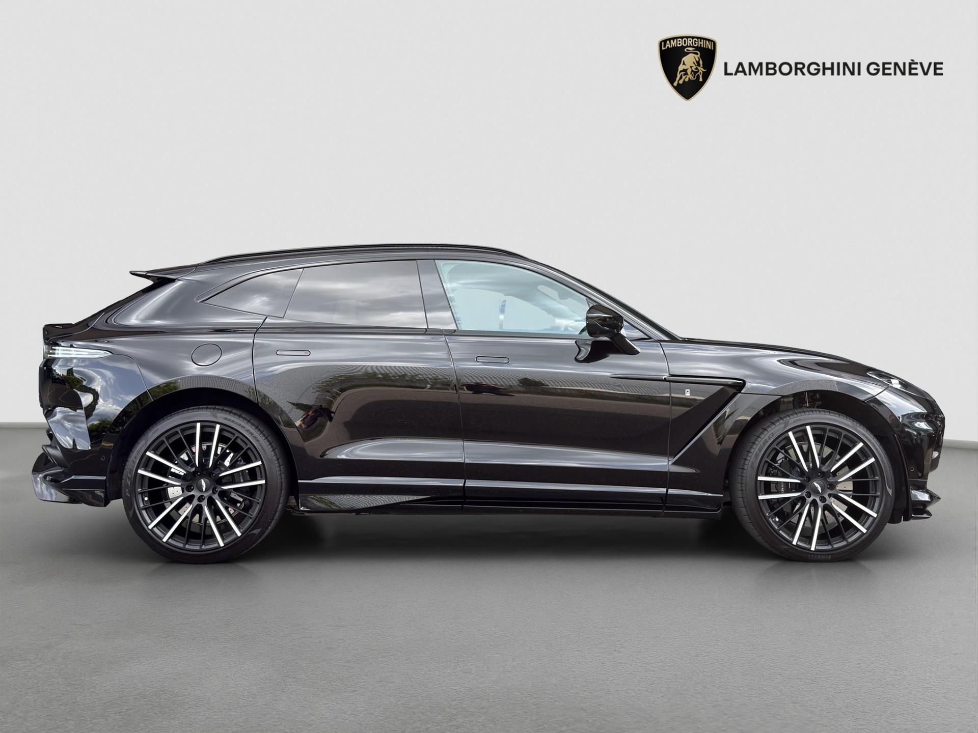 ASTON MARTIN DBX 707 4.0 V8 Bi-Turbo-showroom-element-1