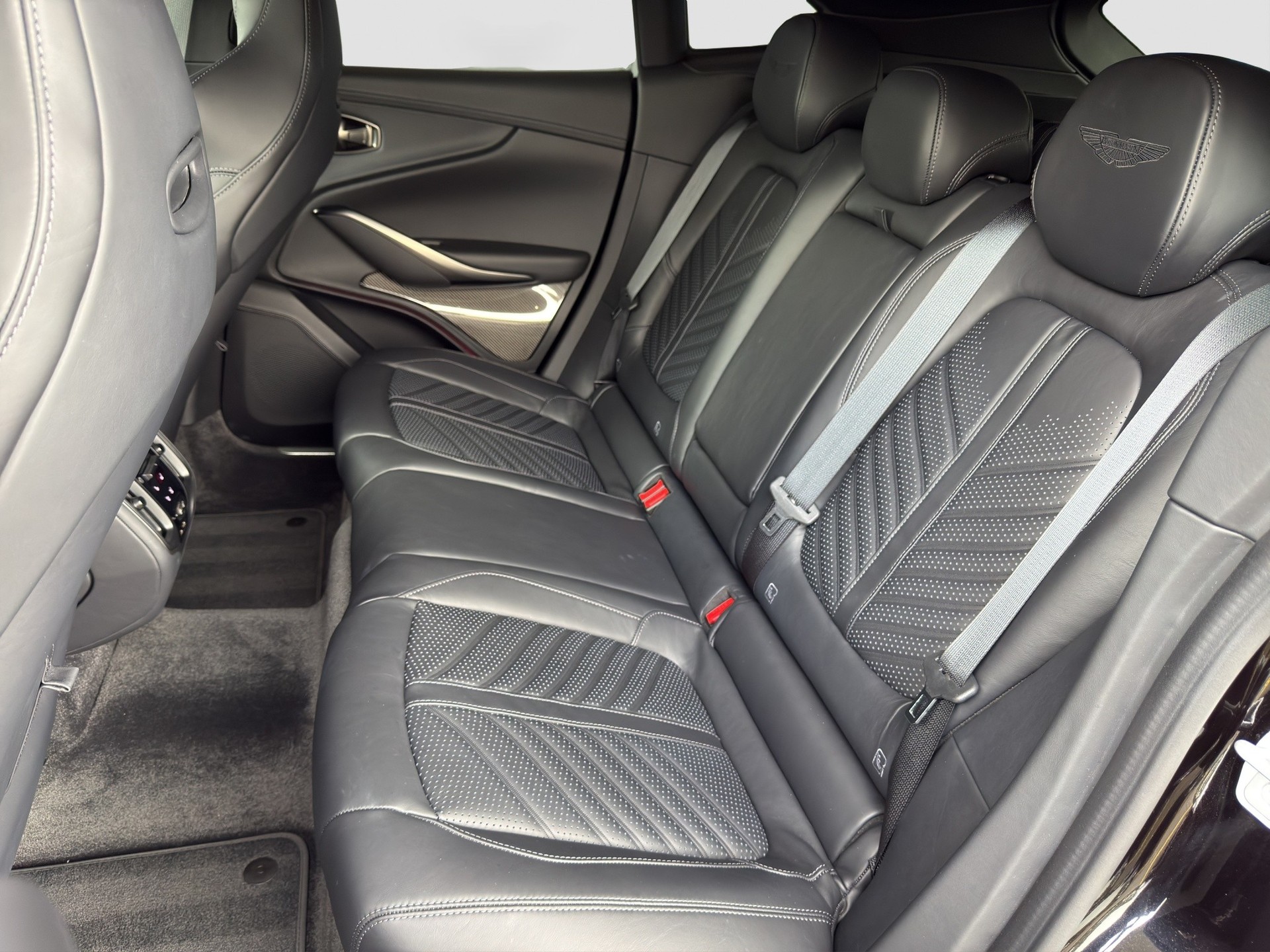 ASTON MARTIN DBX 707 4.0 V8 Bi-Turbo-image-6