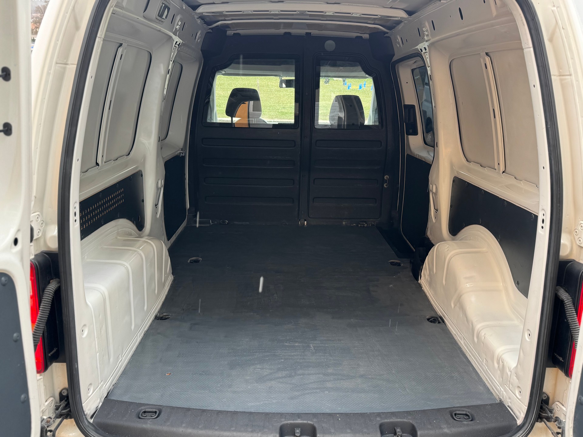 VW Caddy Maxi 2.0TDI 4Motion BlueMotion Technology-image-10